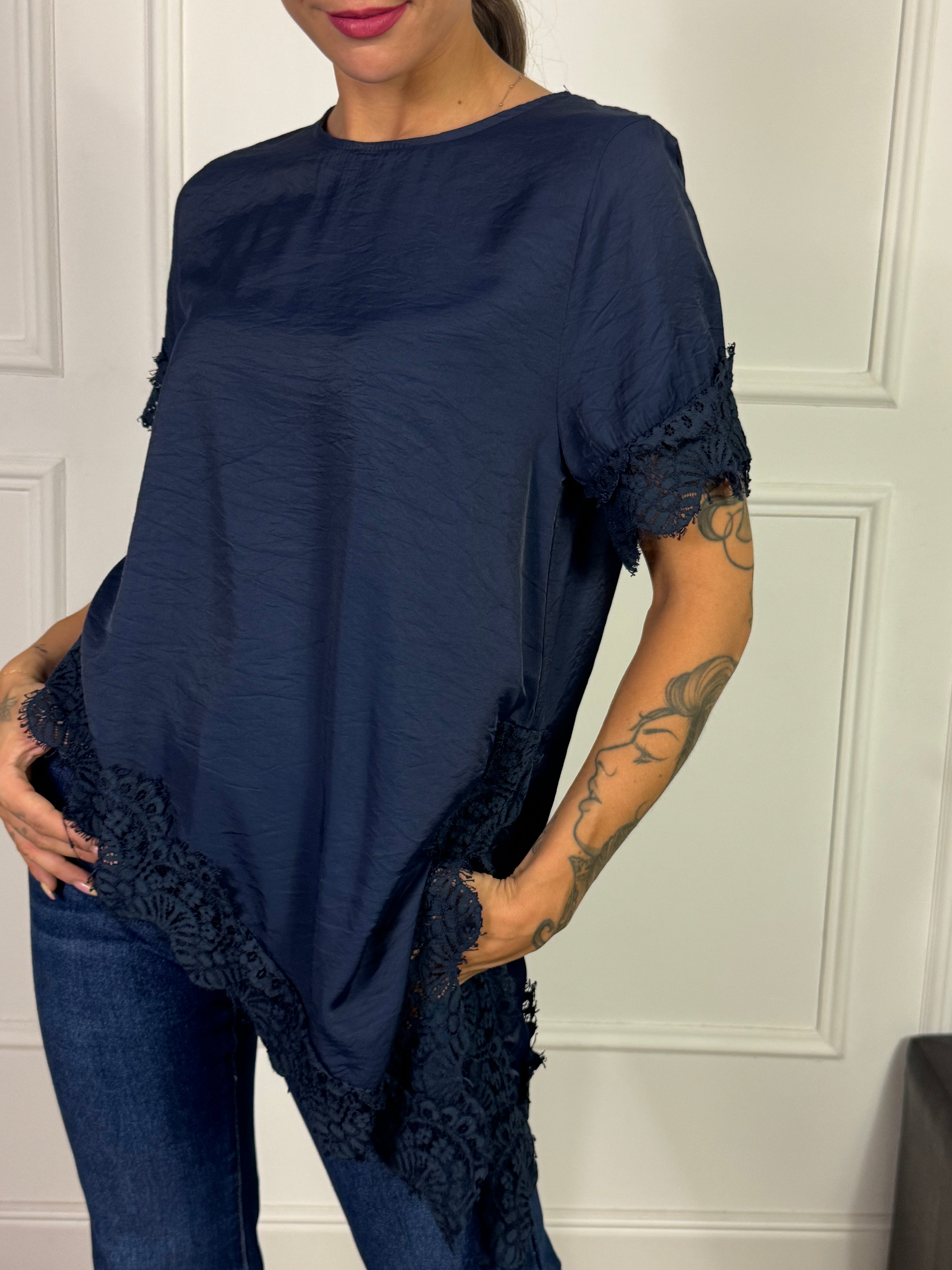 Maglia manica corta asimmetrica VICTORIA ILMH con inserti pizzo