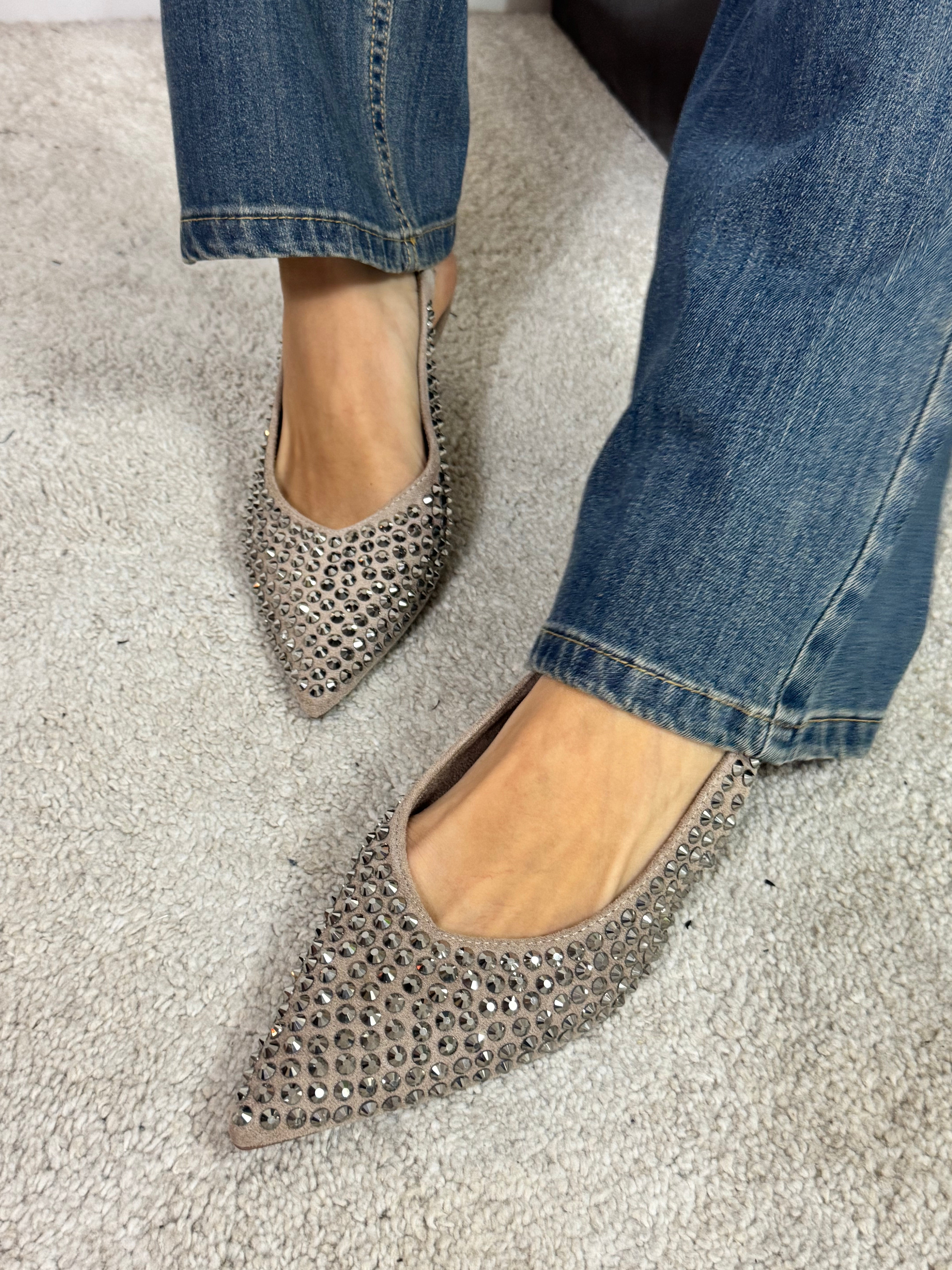 SLINGBACK POINTY-TOE con borchie gioiello ecopelle scamosciata TORTORA