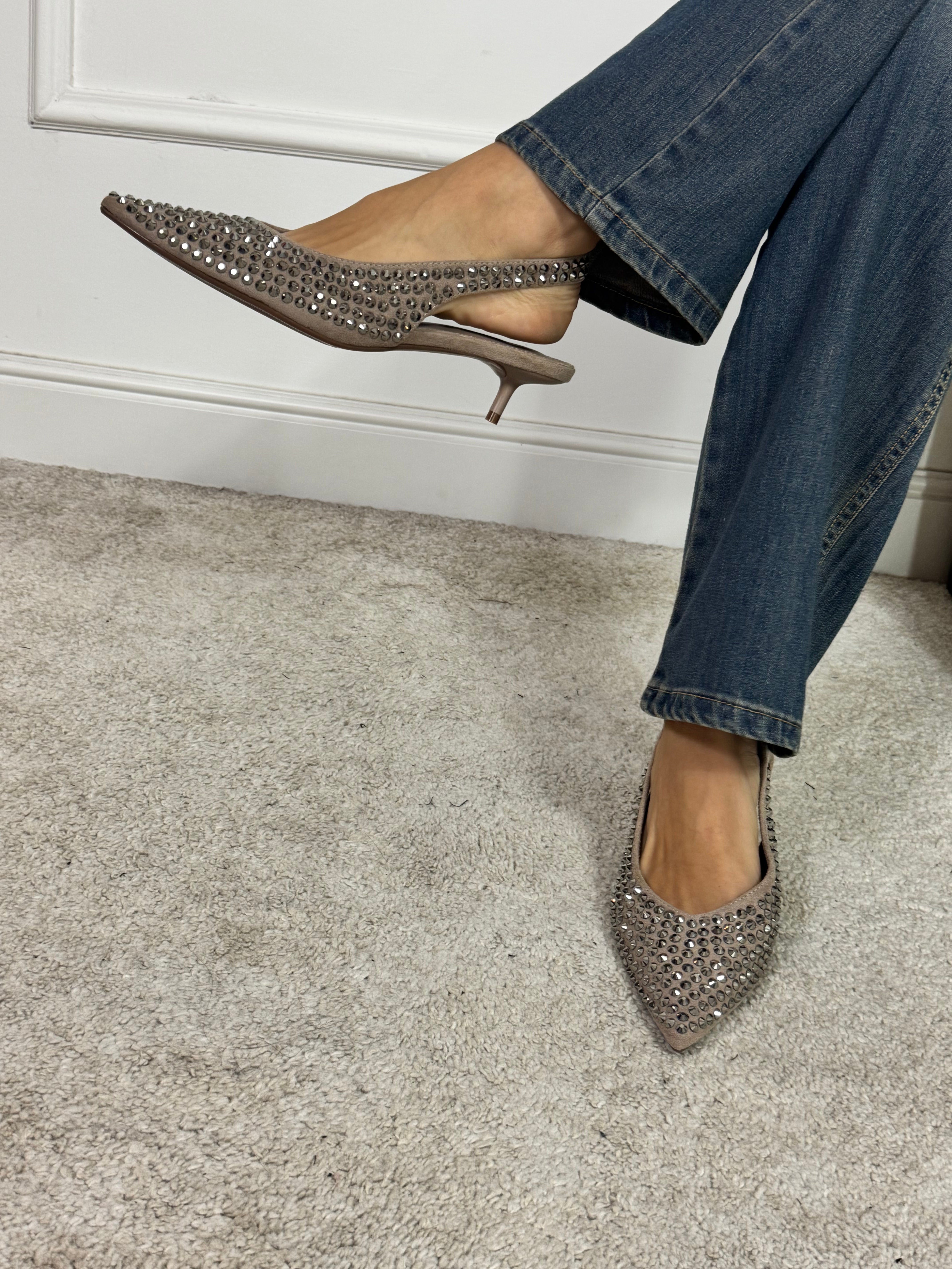 SLINGBACK POINTY-TOE con borchie gioiello ecopelle scamosciata TORTORA