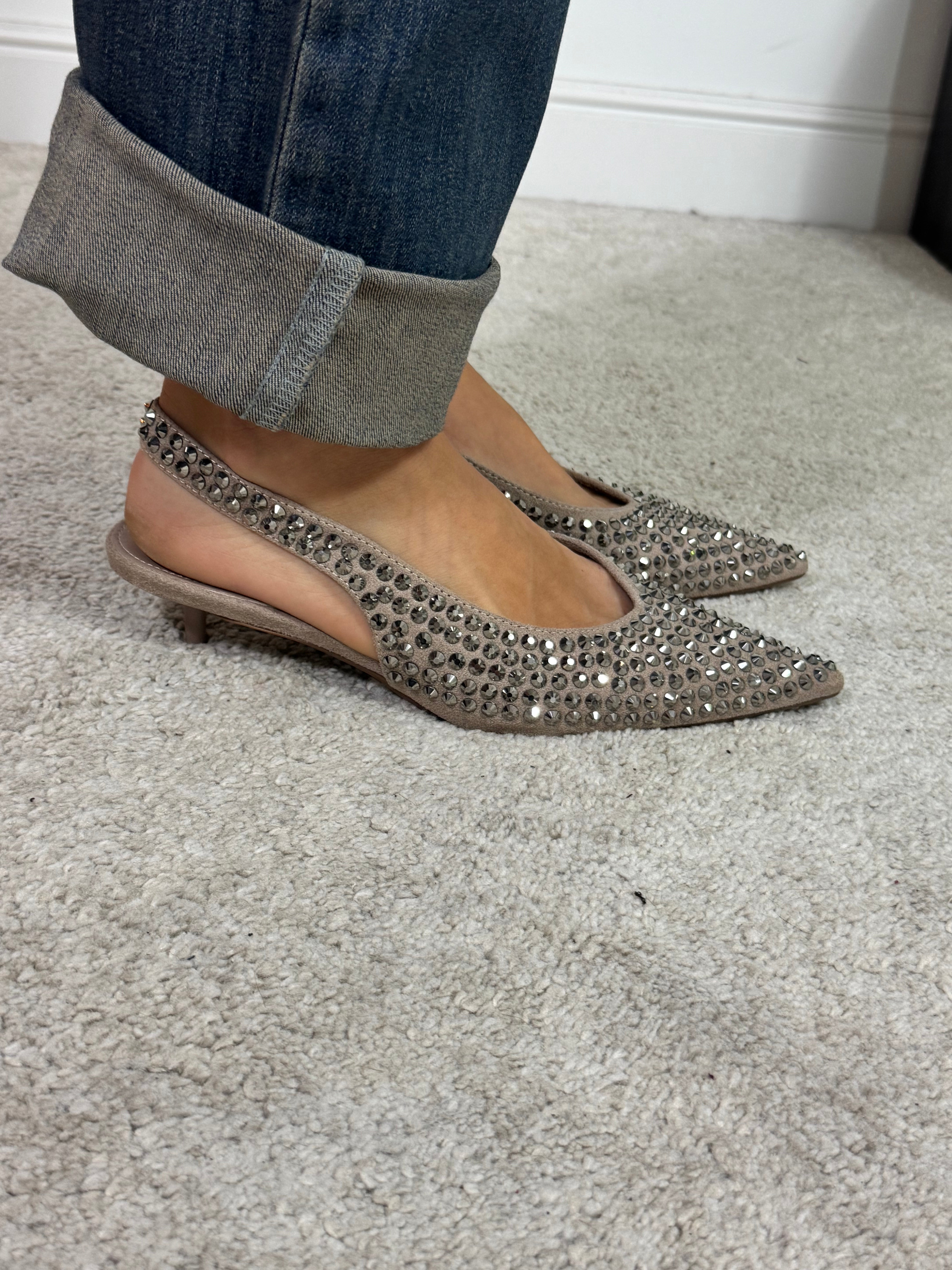 SLINGBACK POINTY-TOE con borchie gioiello ecopelle scamosciata TORTORA