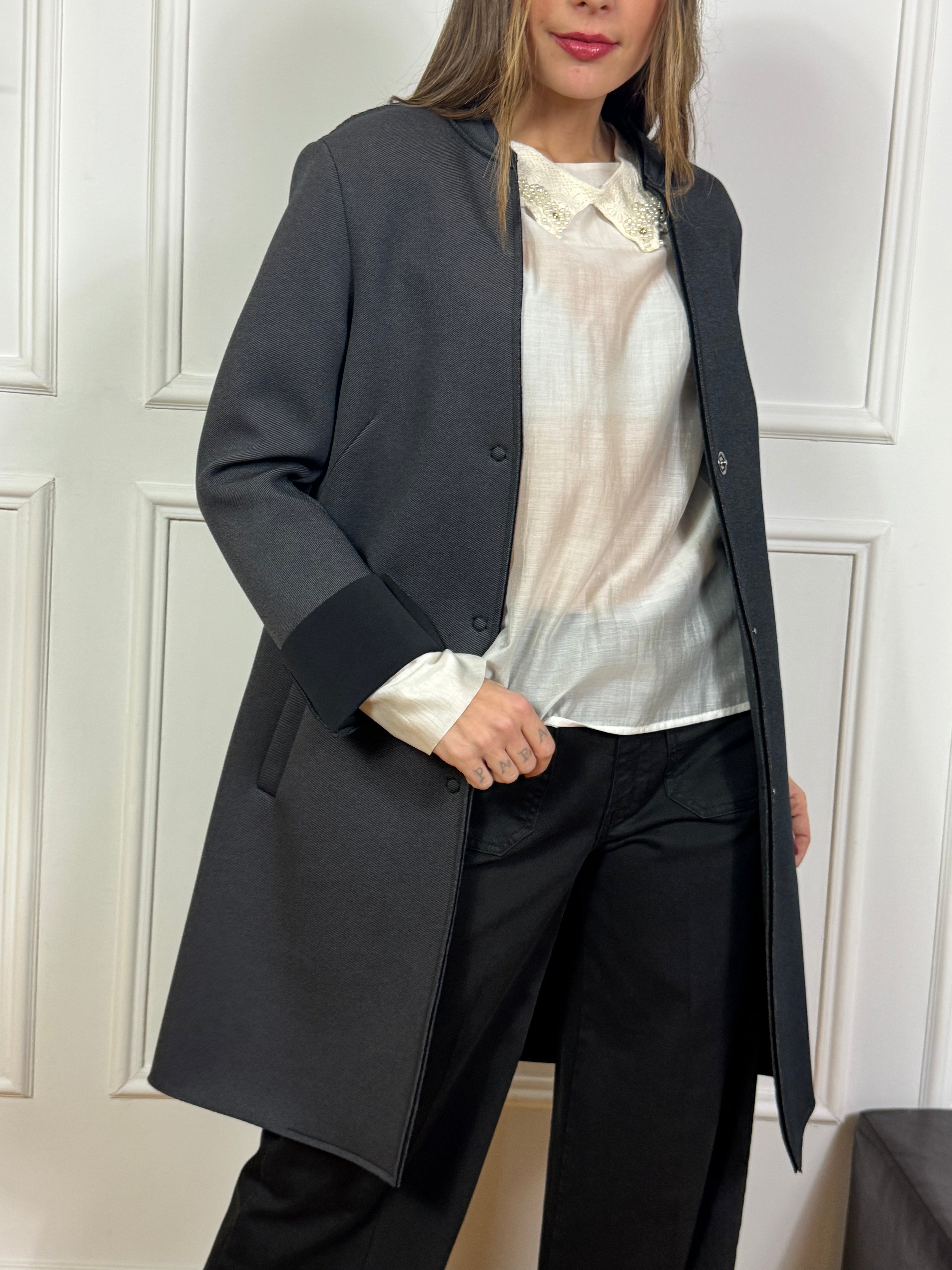 Cappottino in neoprene Tensione In con cuciture a vista