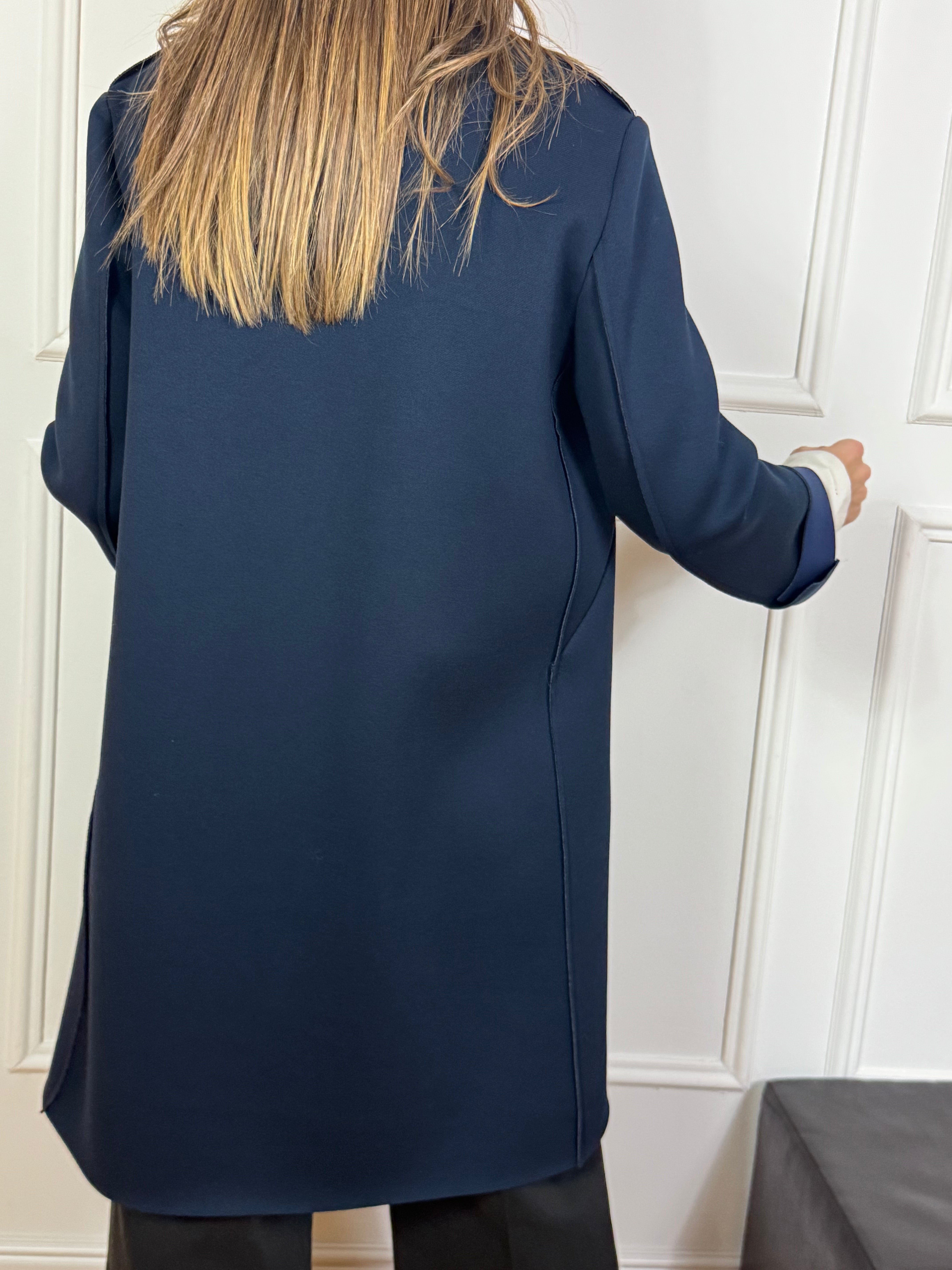 Cappottino in neoprene Tensione In con cuciture a vista