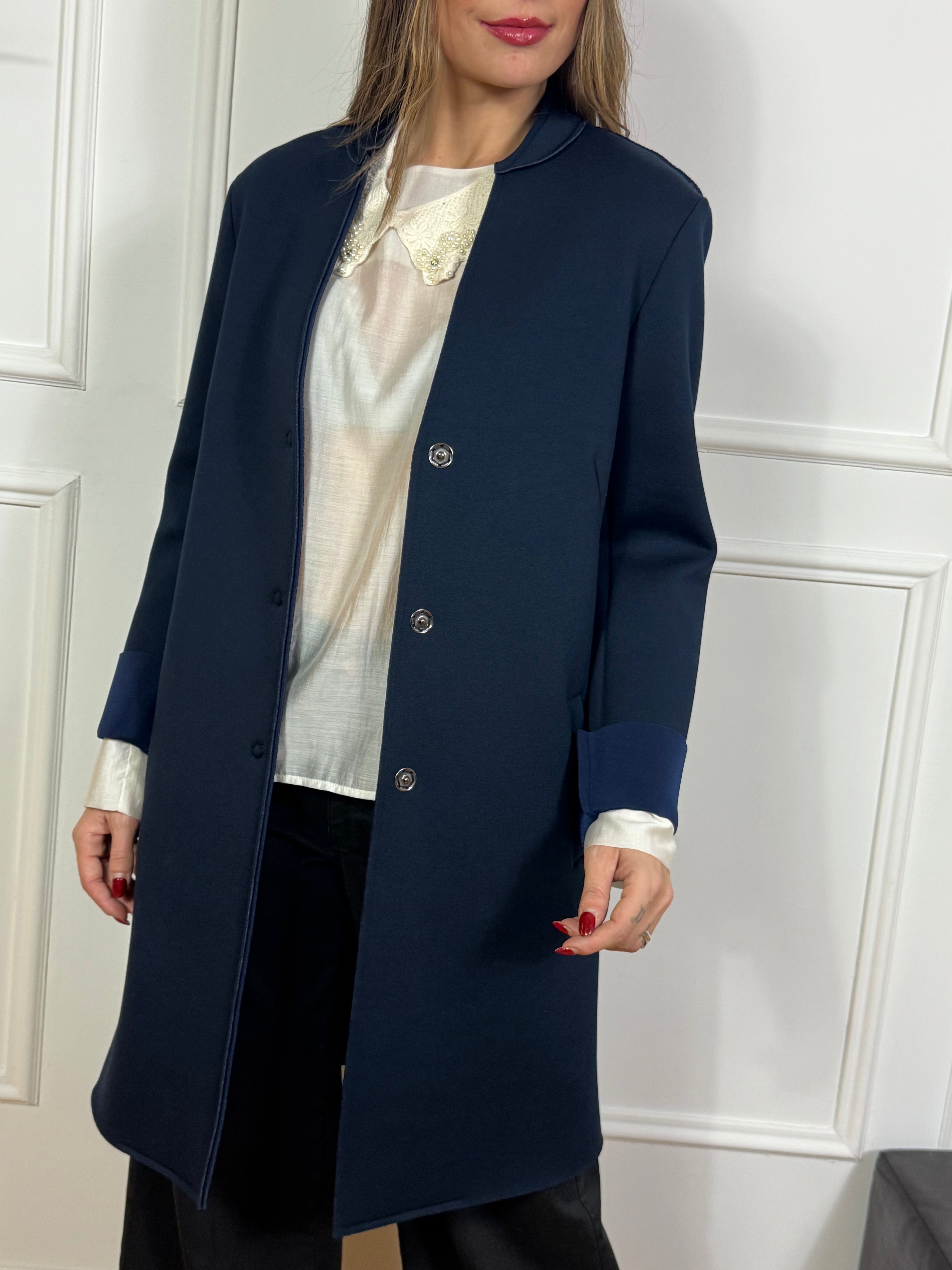 Cappottino in neoprene Tensione In con cuciture a vista