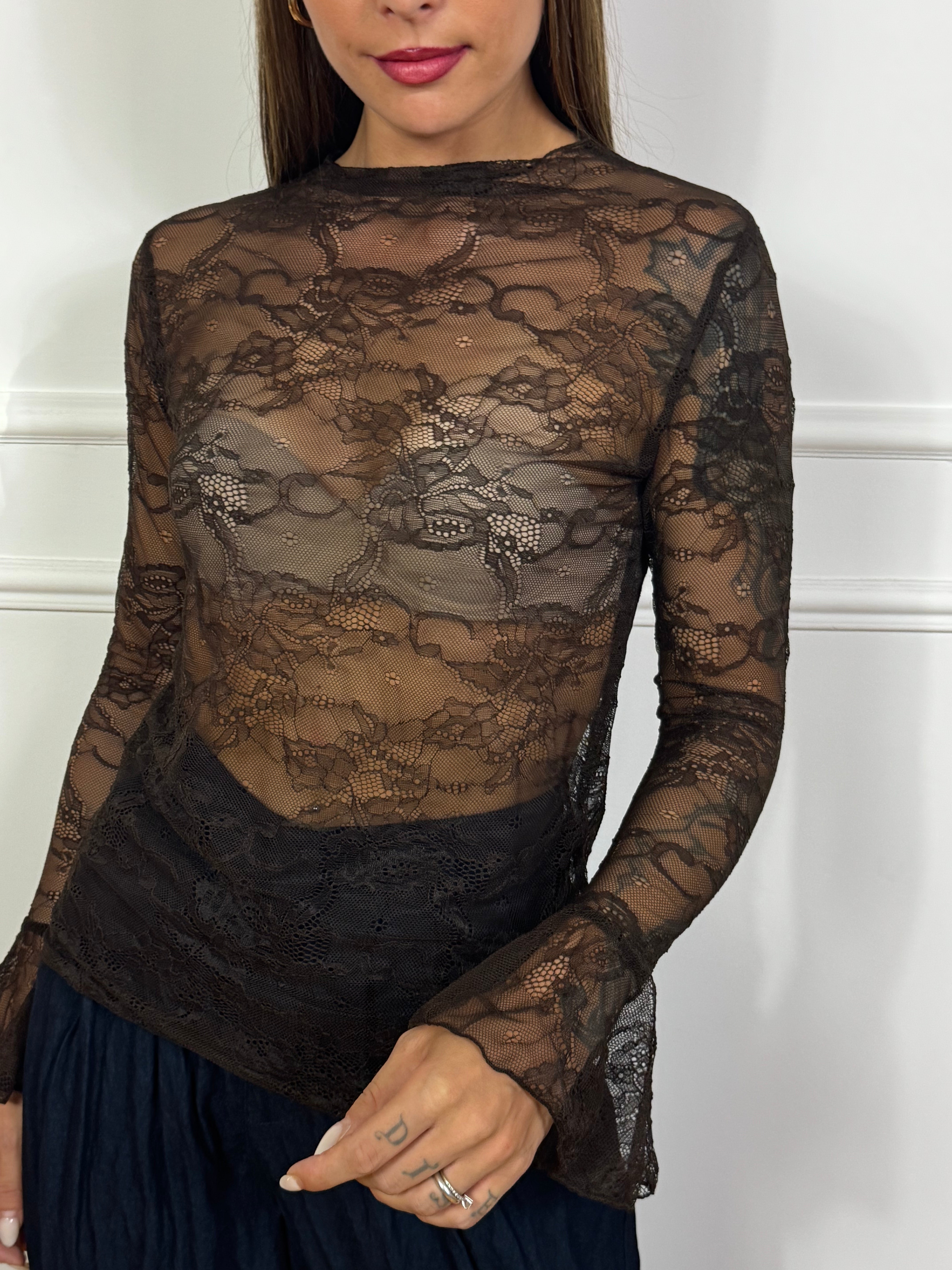 Maglia blusa in pizzo Victoria ILMH con polsino a calla