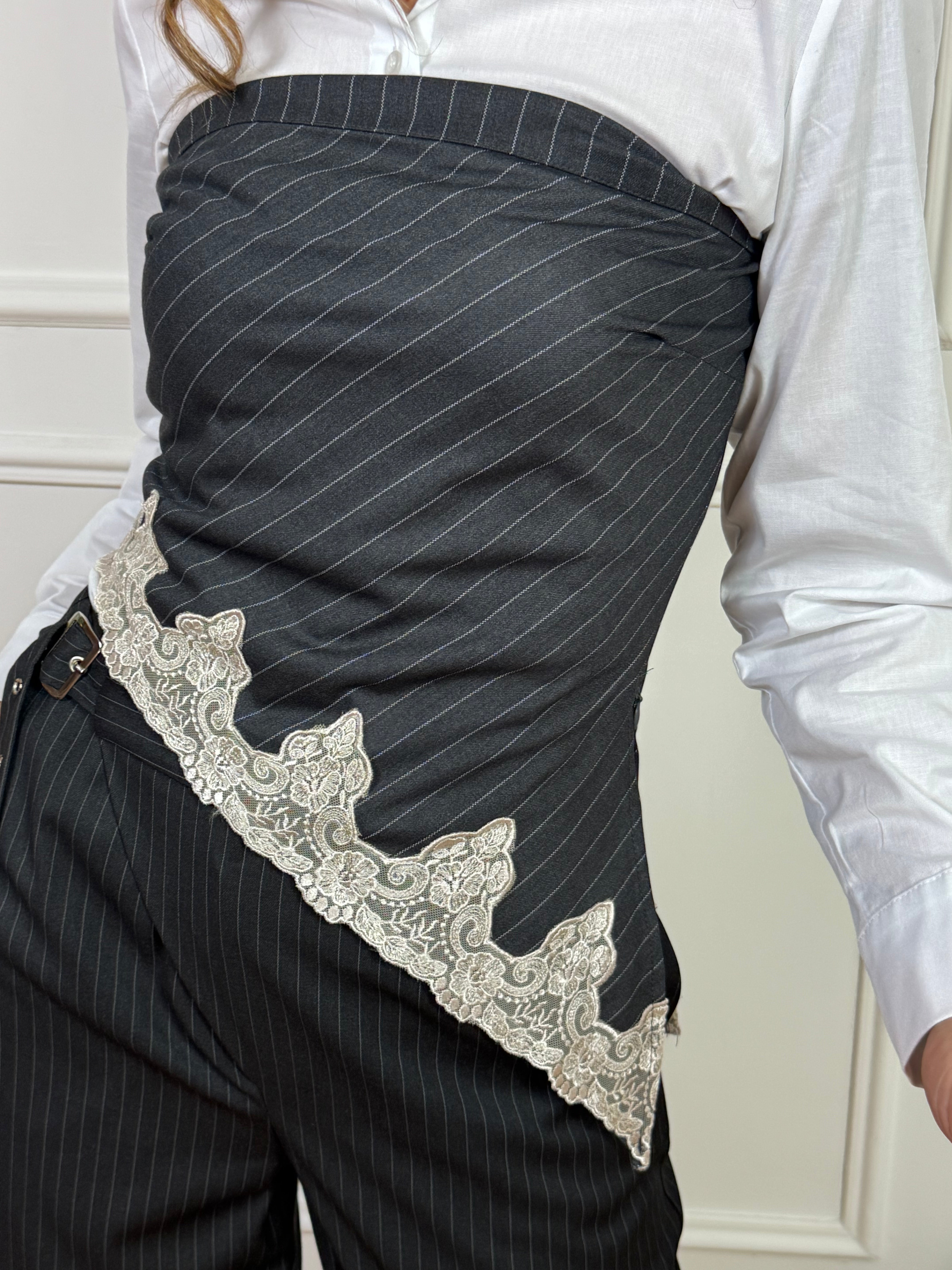 Top a fascia HAVE ONE asimmetrico gessato con pizzo