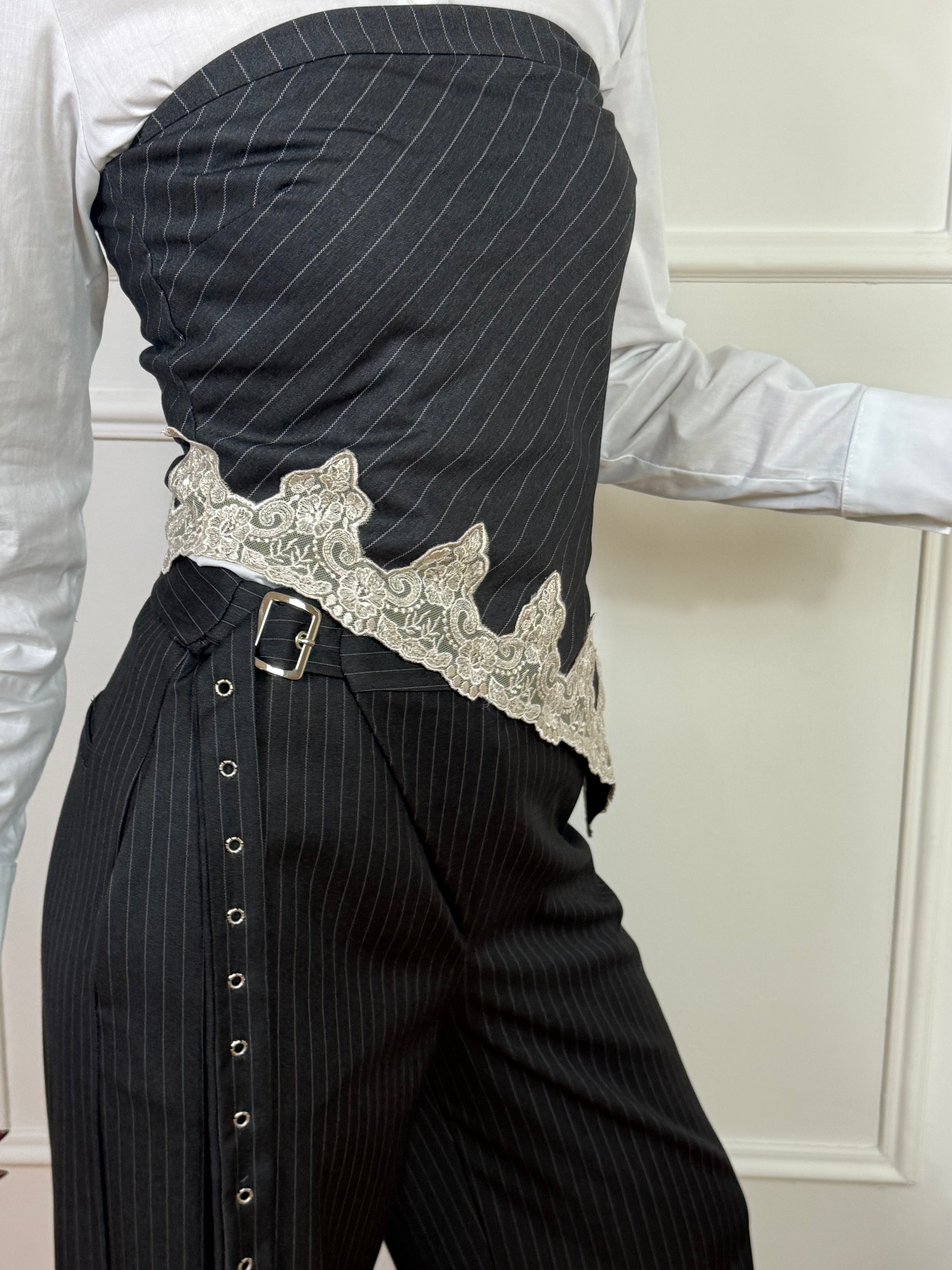 Top a fascia HAVE ONE asimmetrico gessato con pizzo