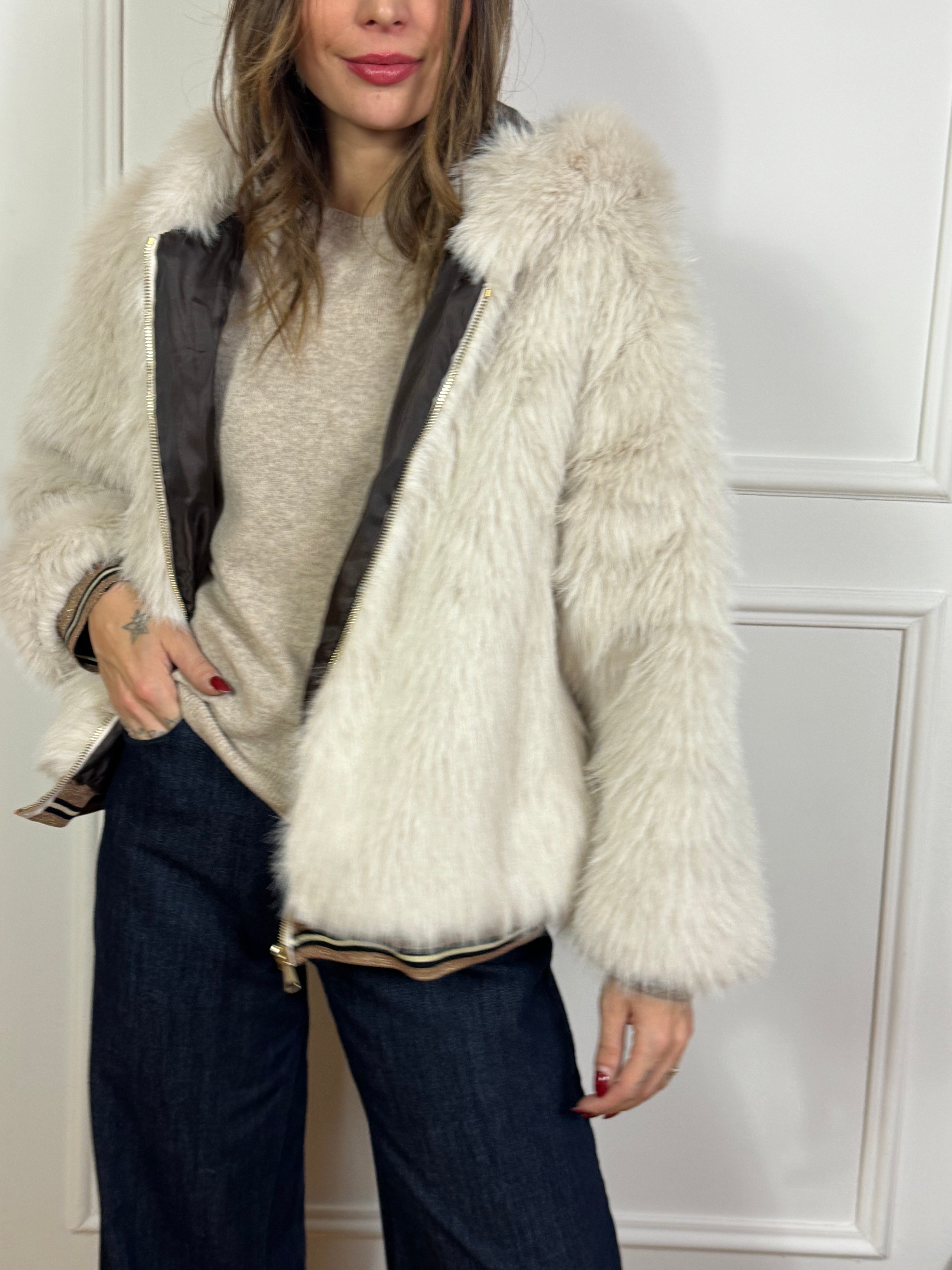 Giacca in ecopelliccia con cappuccio Kikisix e bordi in lurex