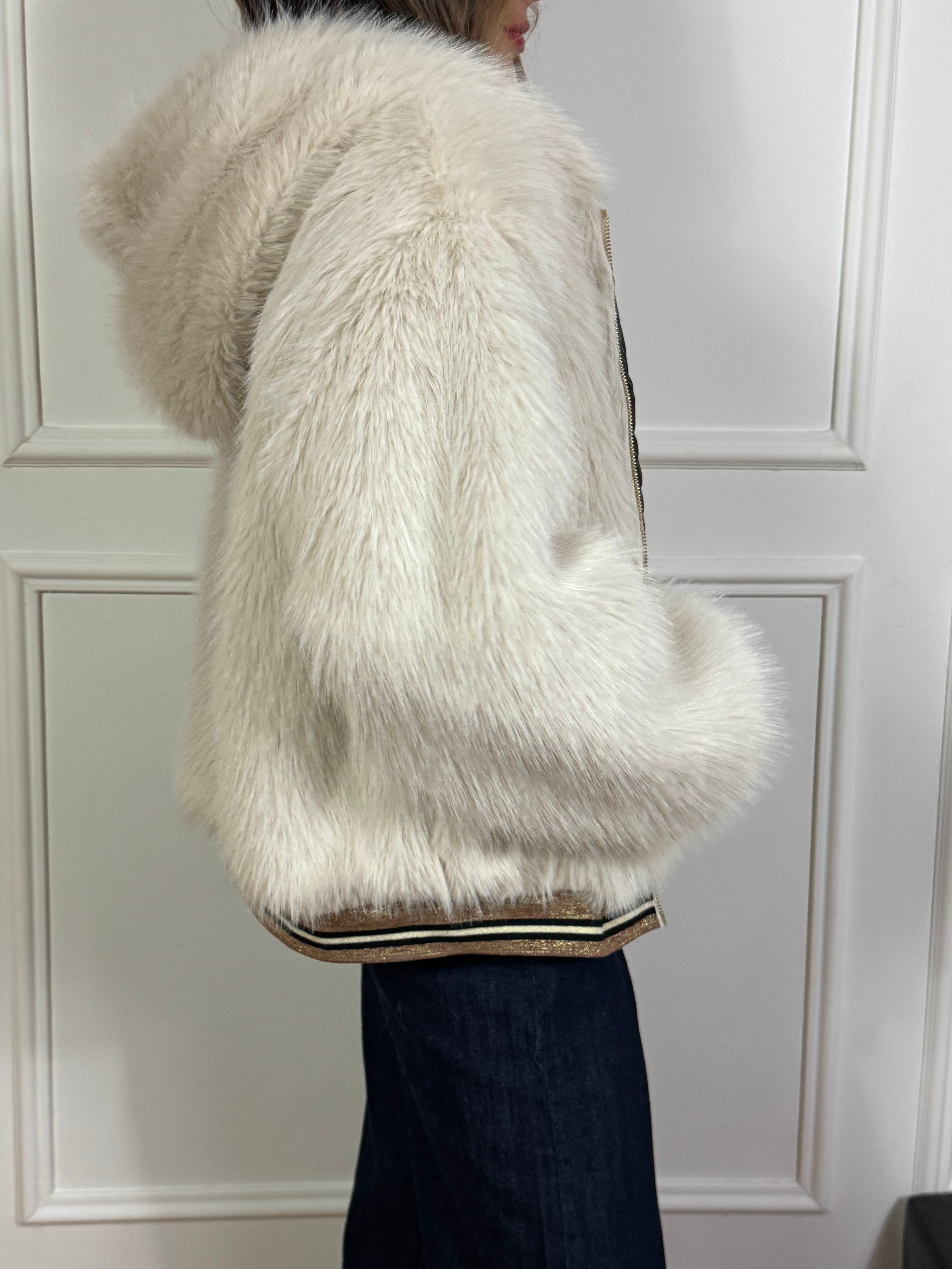 Giacca in ecopelliccia con cappuccio Kikisix e bordi in lurex