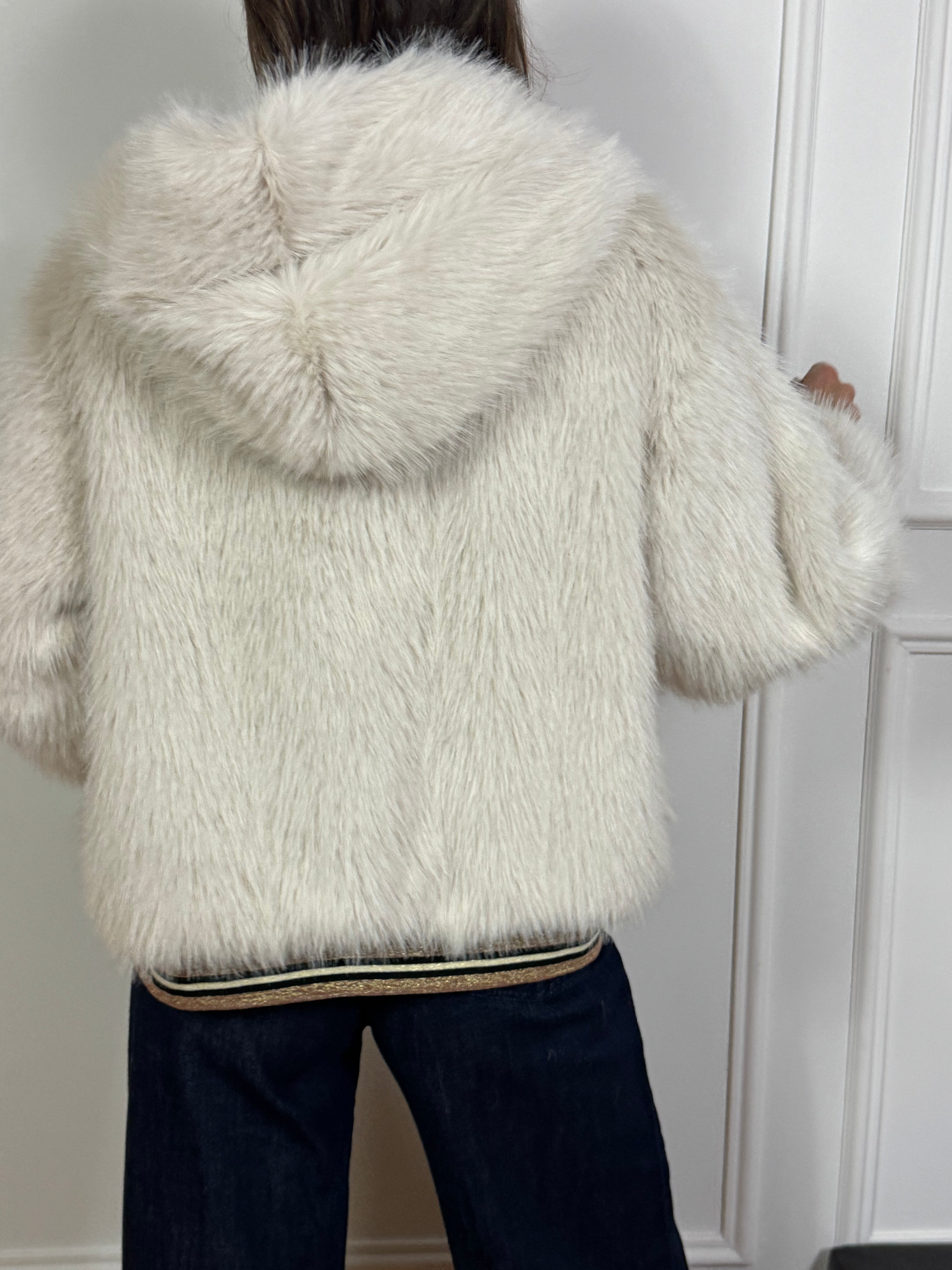 Giacca in ecopelliccia con cappuccio Kikisix e bordi in lurex