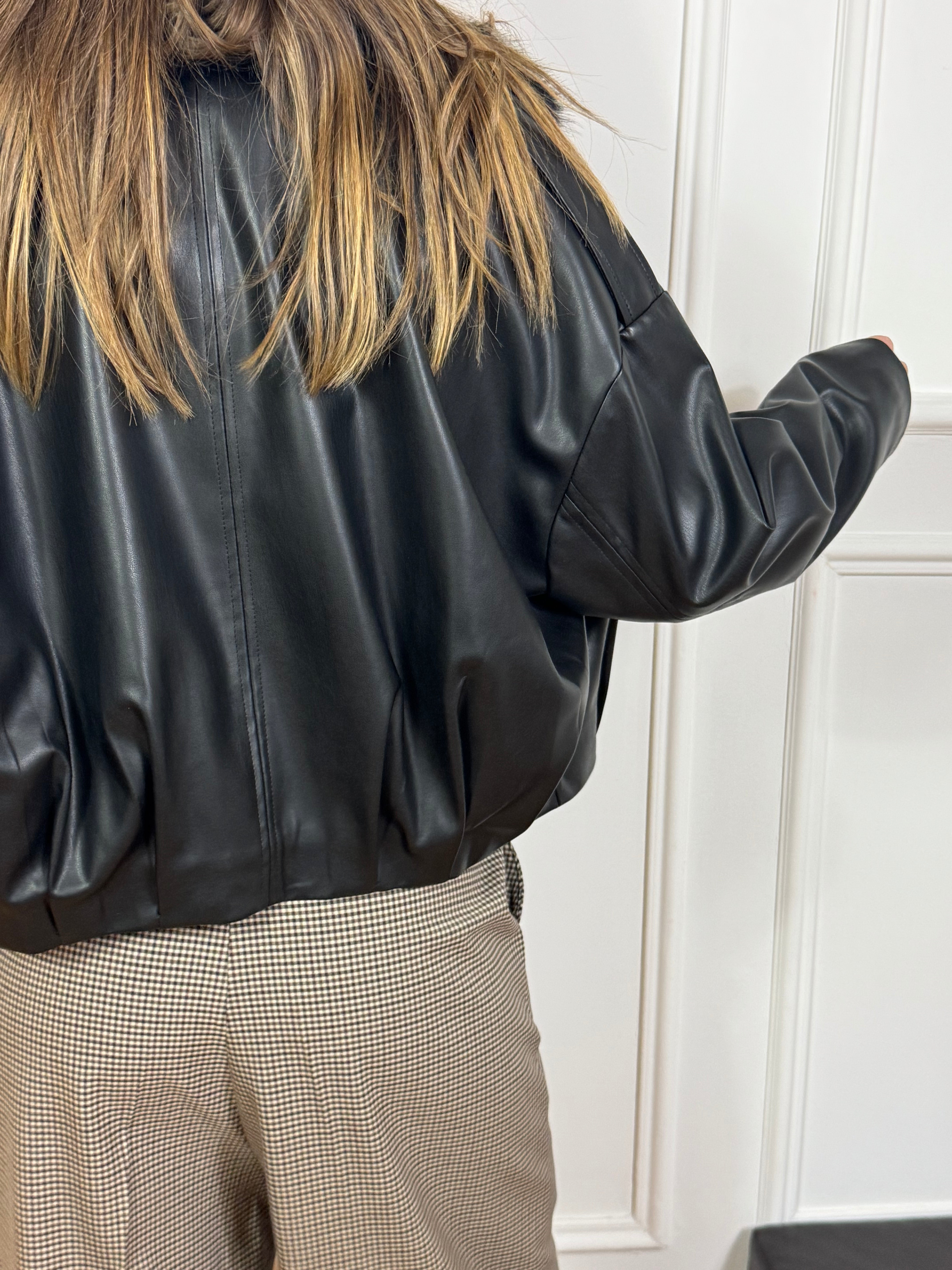 Giacca bomber in ecopelle Susy Mix con colletto in ecopelliccia removibile