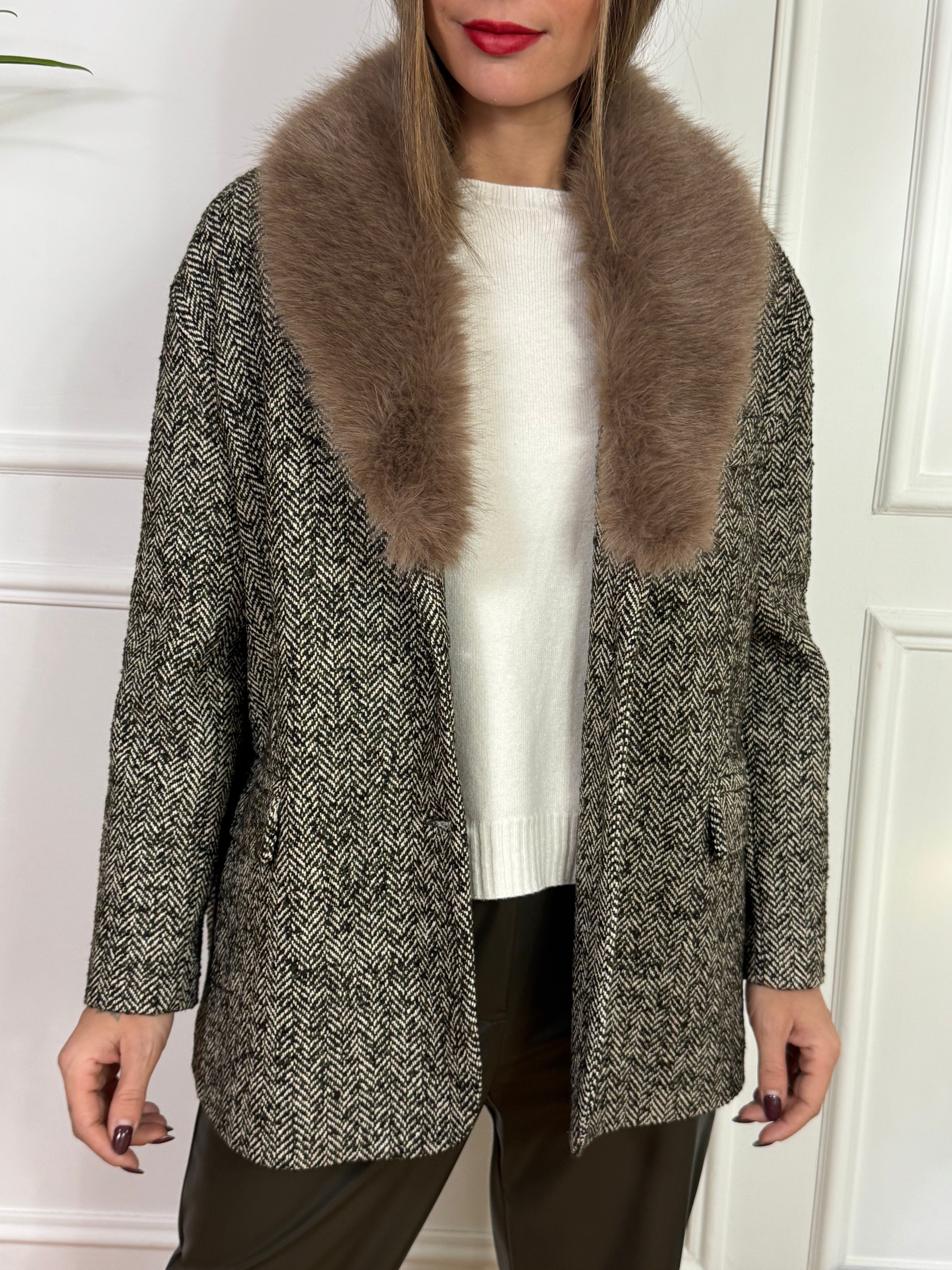 Cappotto CORTO OVER Susy Mix fantasia spinata con collo in ecopelliccia