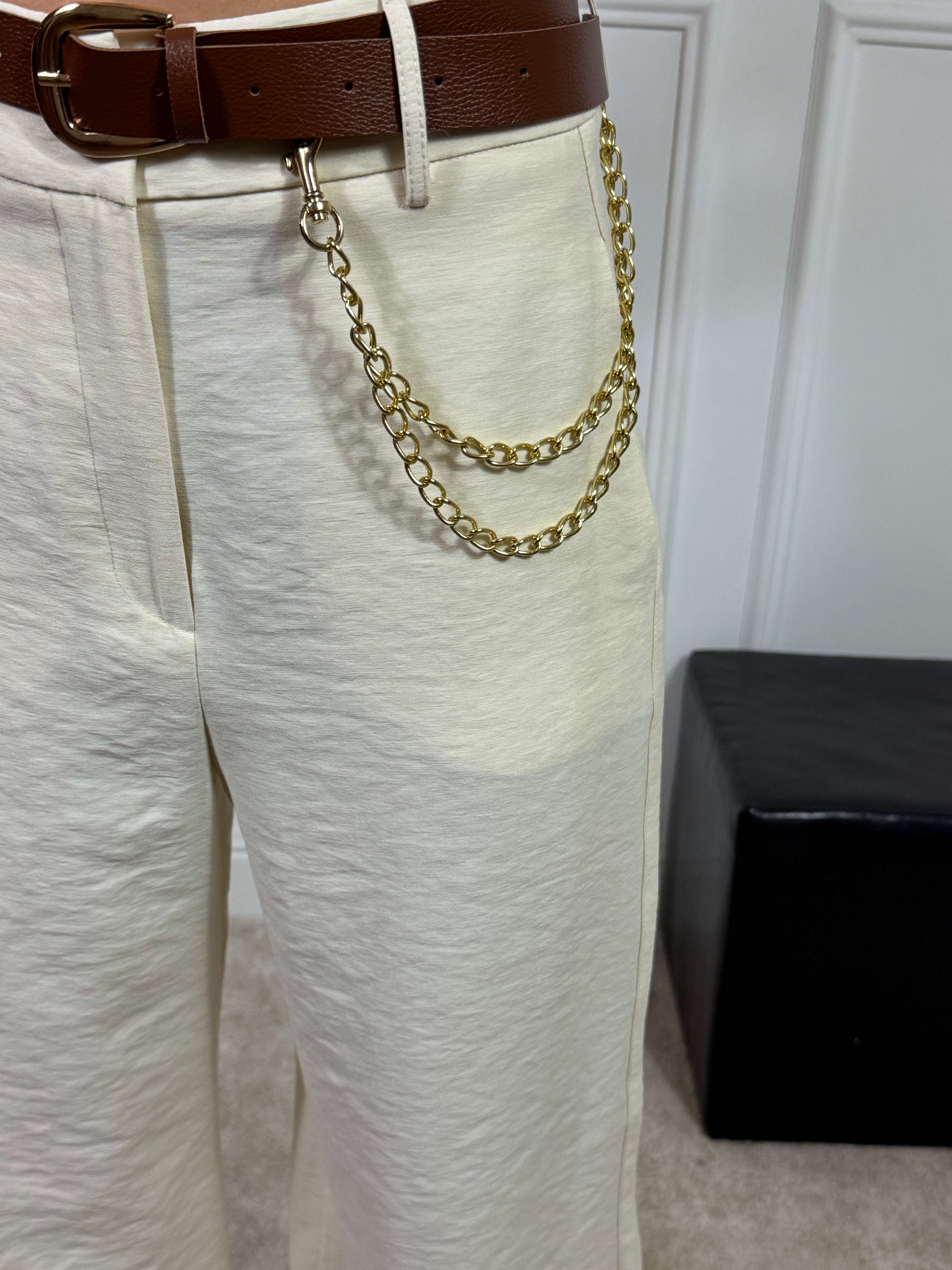 Pantalone ampio Have One con cintura e catena
