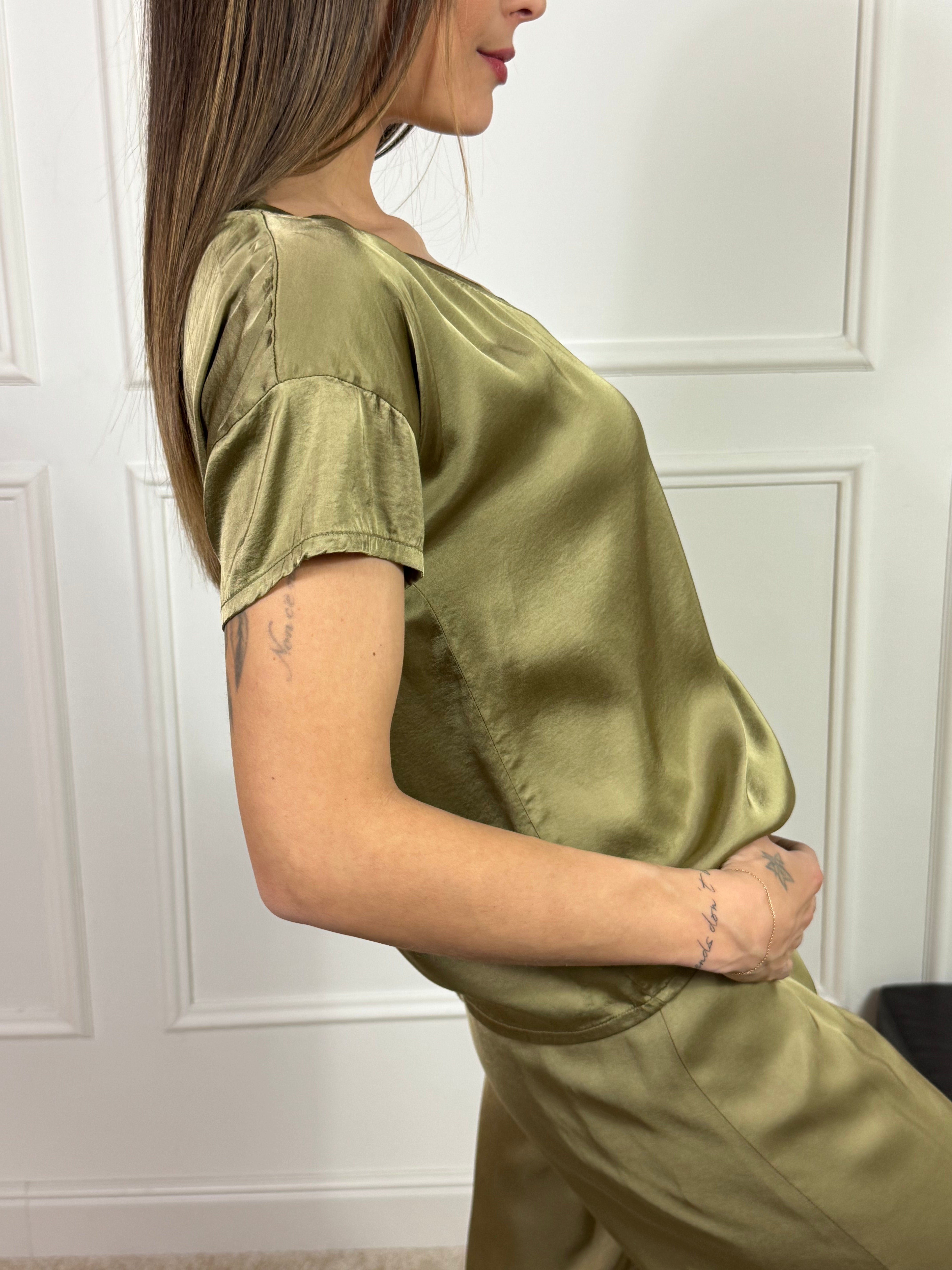 T-shirt blusa scollo V in raso HAVE ONE