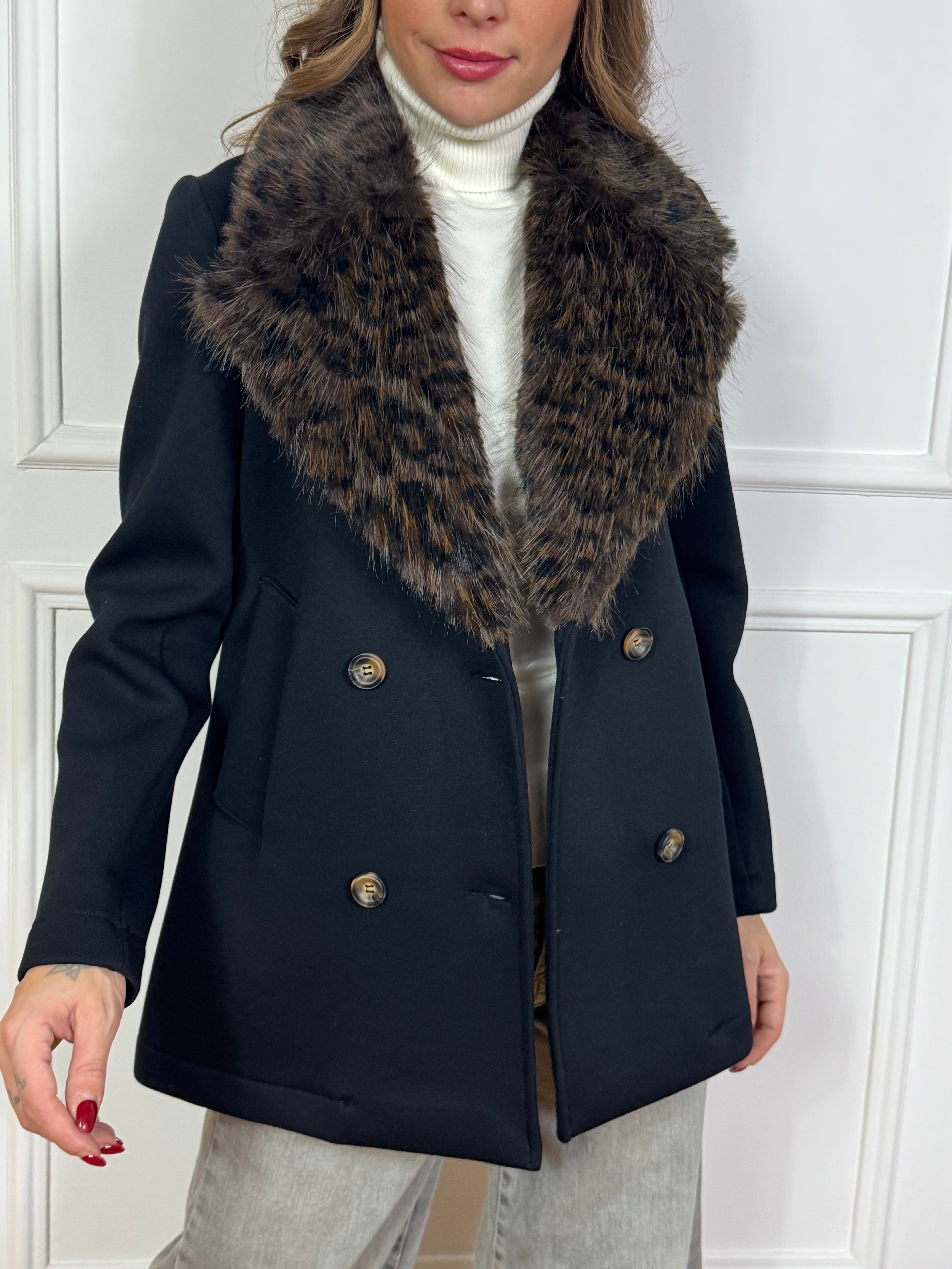 Cappotto in tessuto tecnico Motel con collo ecopelliccia