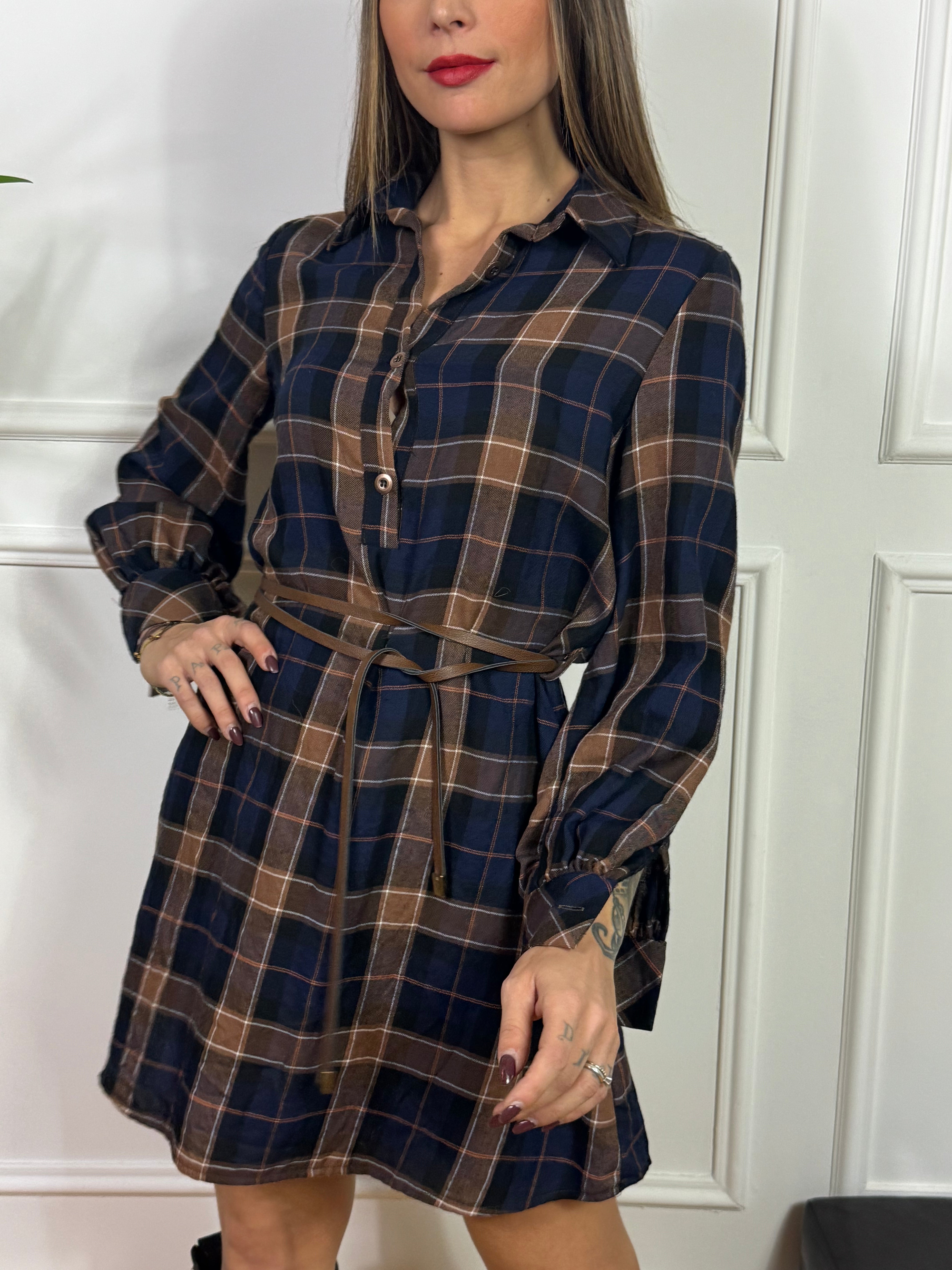 Abito corto stile camicia Kikisix fantasia scozzese con cinturina