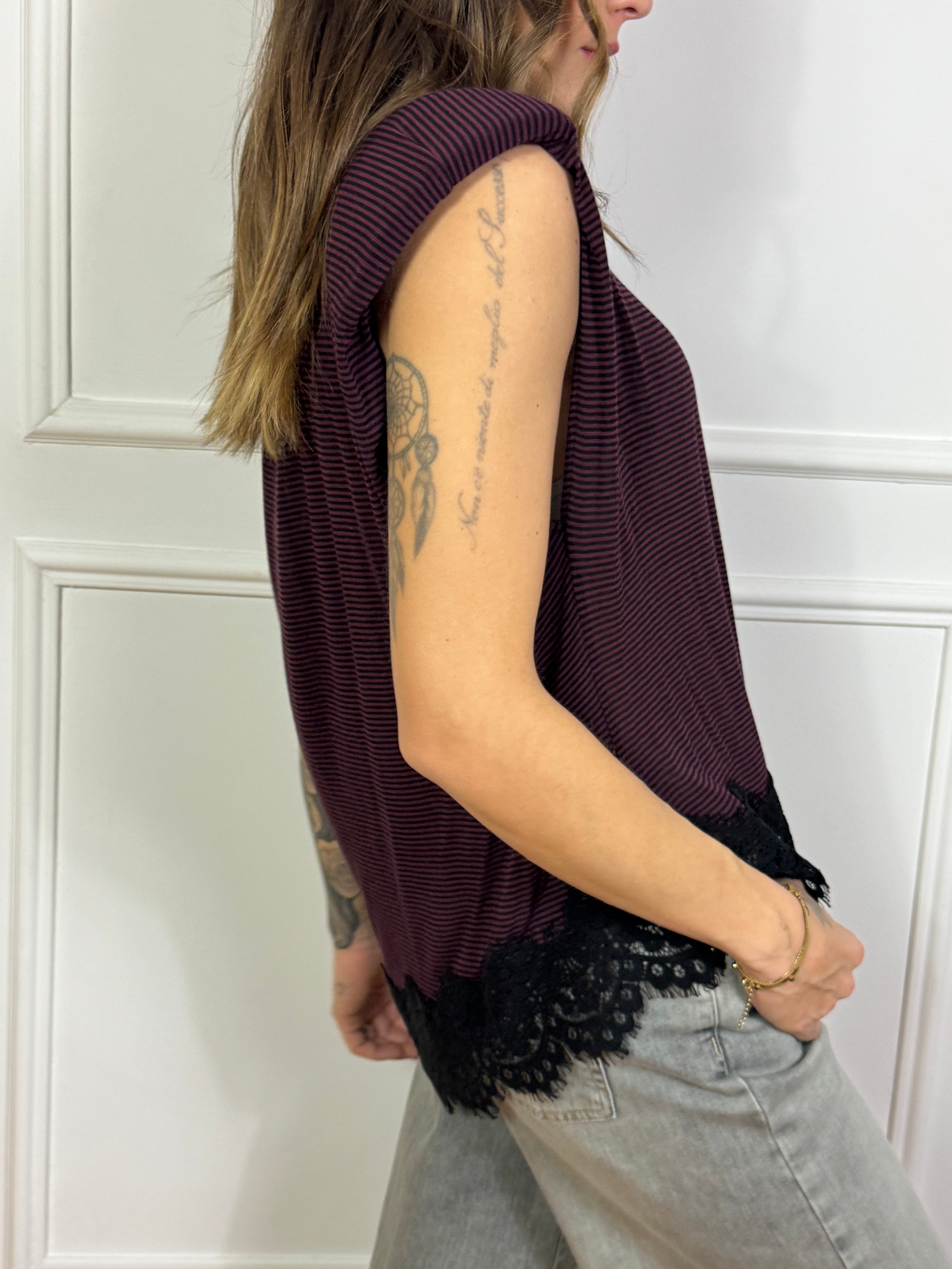 Maglia smanicata asimmetrica Motel righine con pizzo