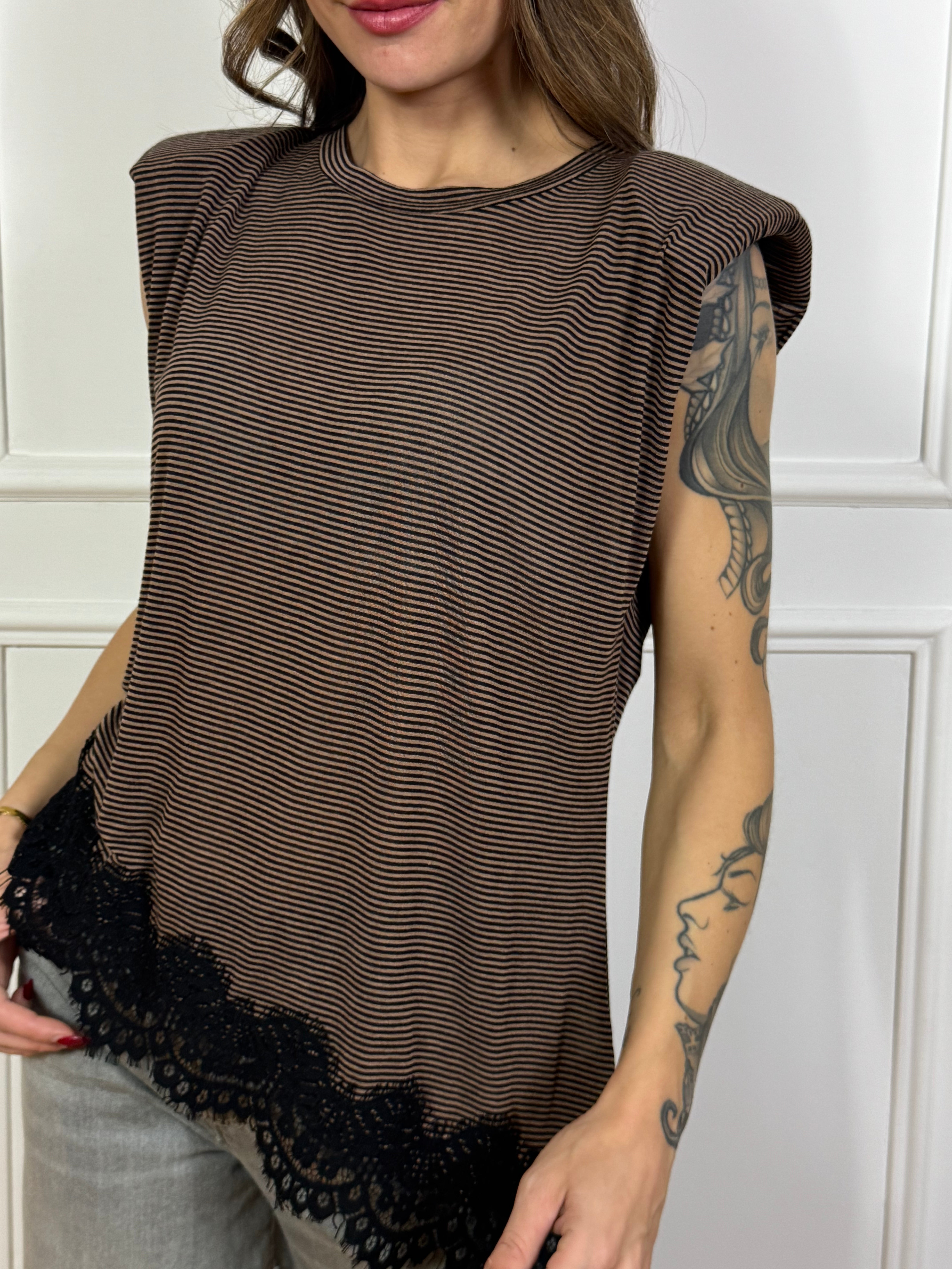 Maglia smanicata asimmetrica Motel righine con pizzo