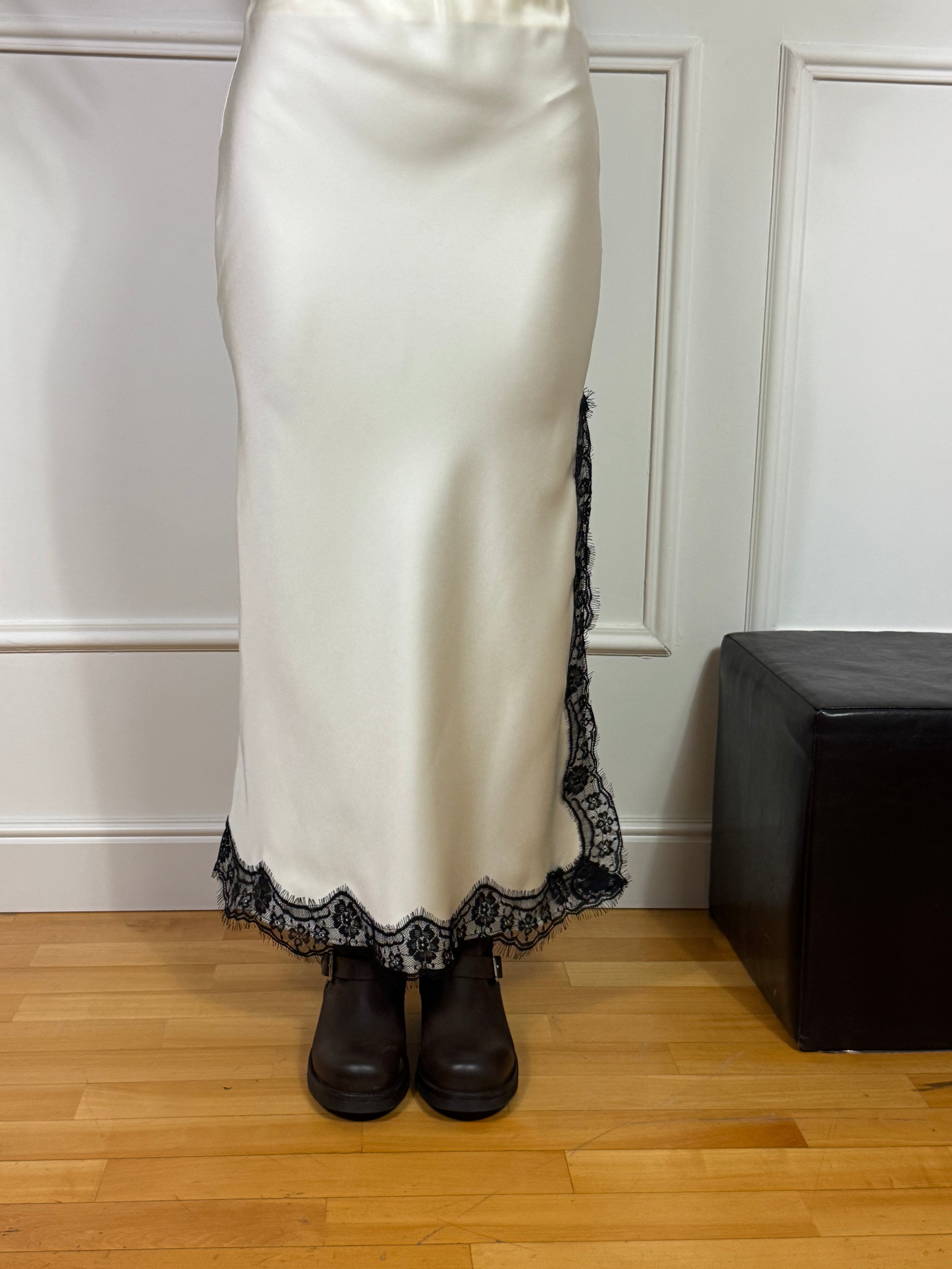 Gonna con pizzo Kikisix in raso sostenuto