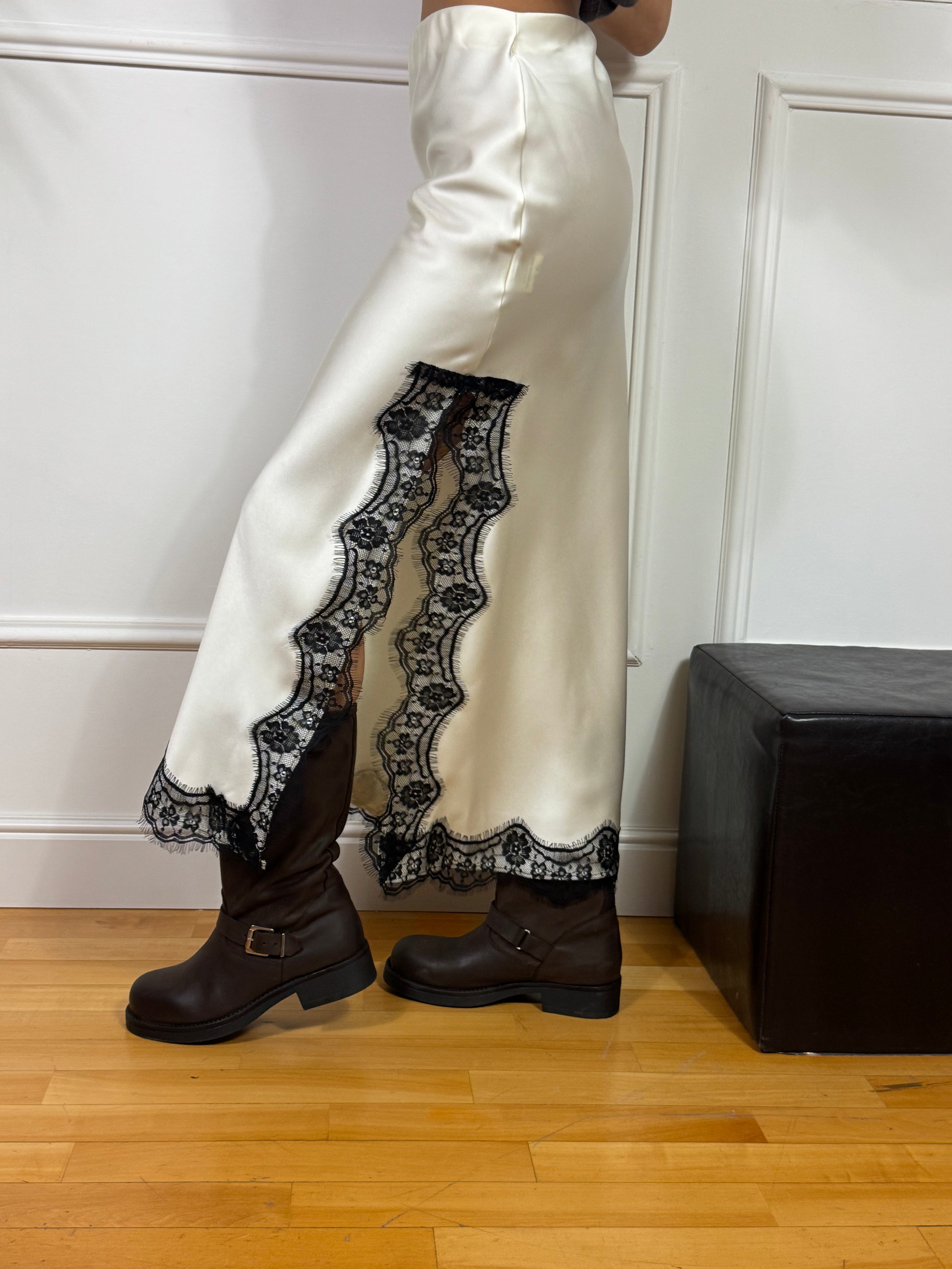 Gonna con pizzo Kikisix in raso sostenuto