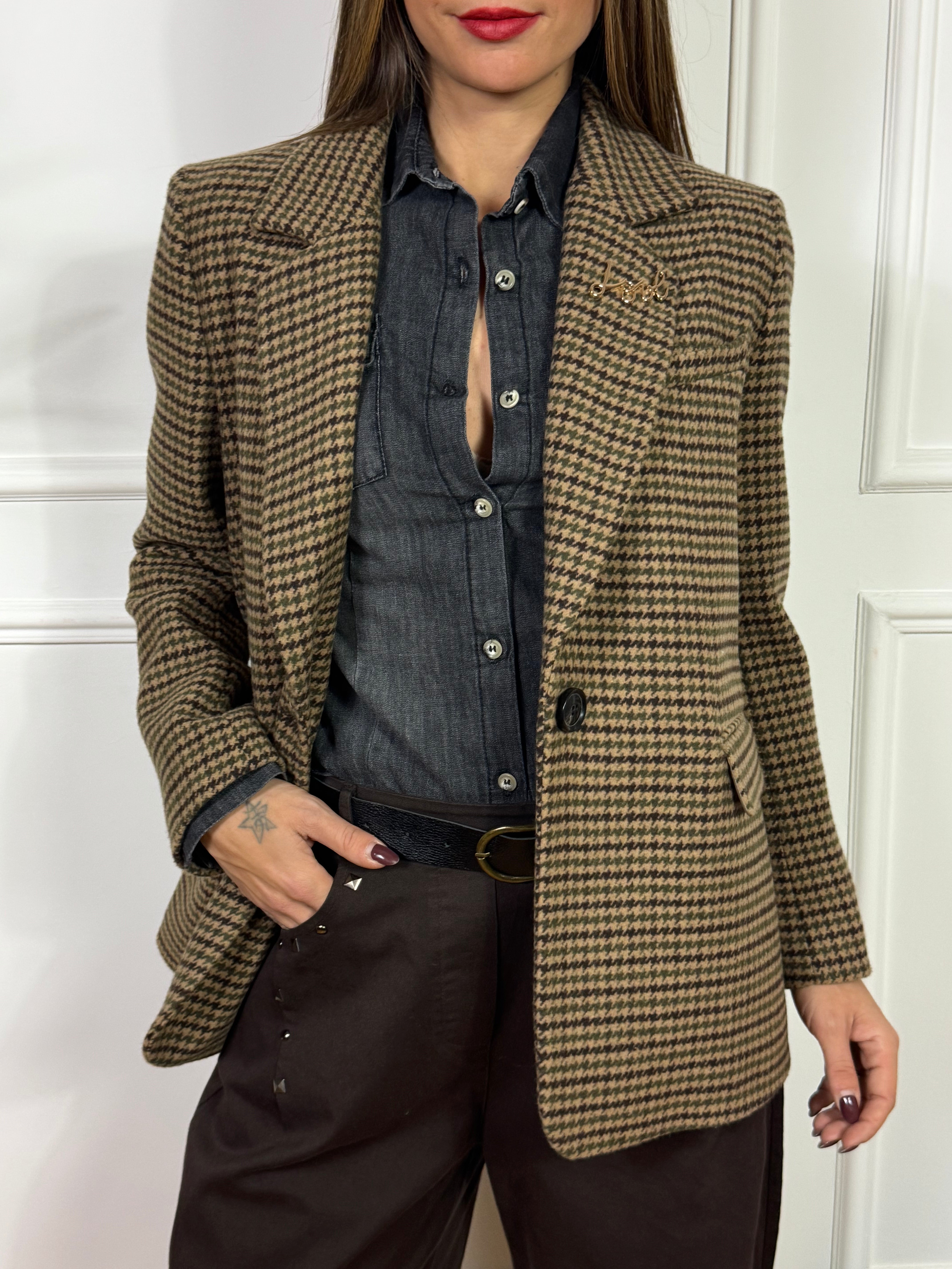 Giacca monopetto Kikisix con spilla LOVE