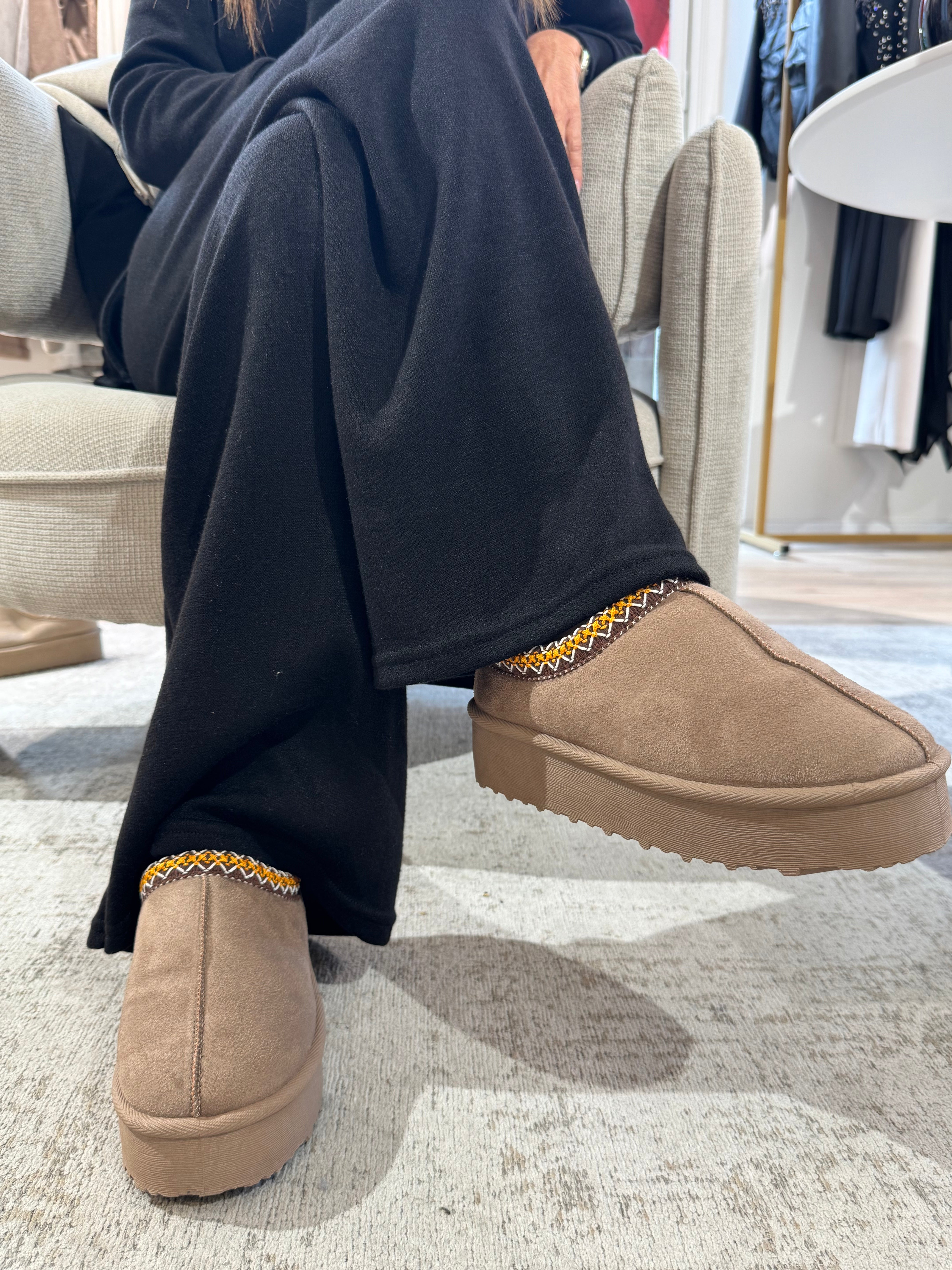 Ciabatta sabot con ecopelo con orlo ricamato