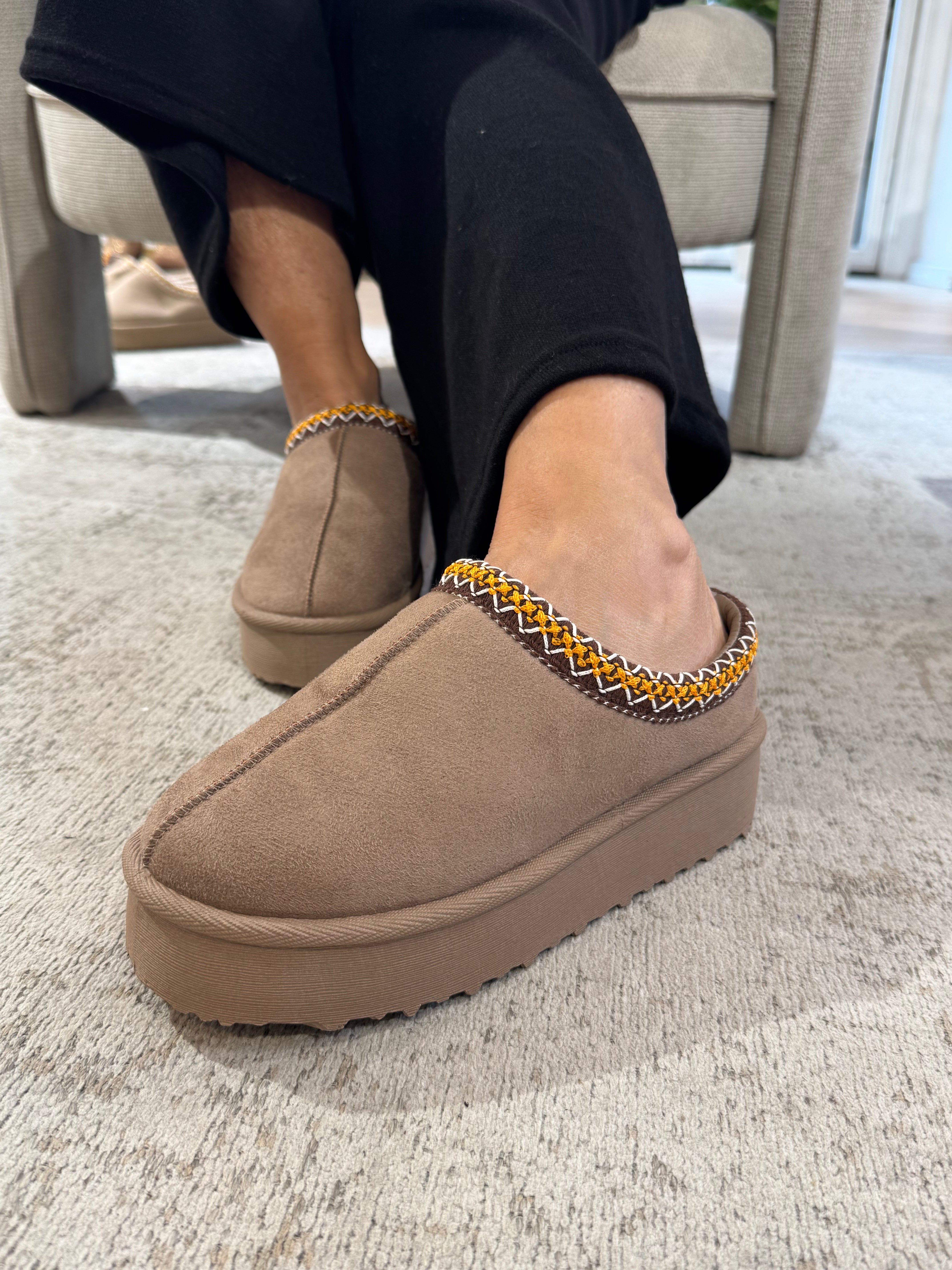 Ciabatta sabot con ecopelo con orlo ricamato