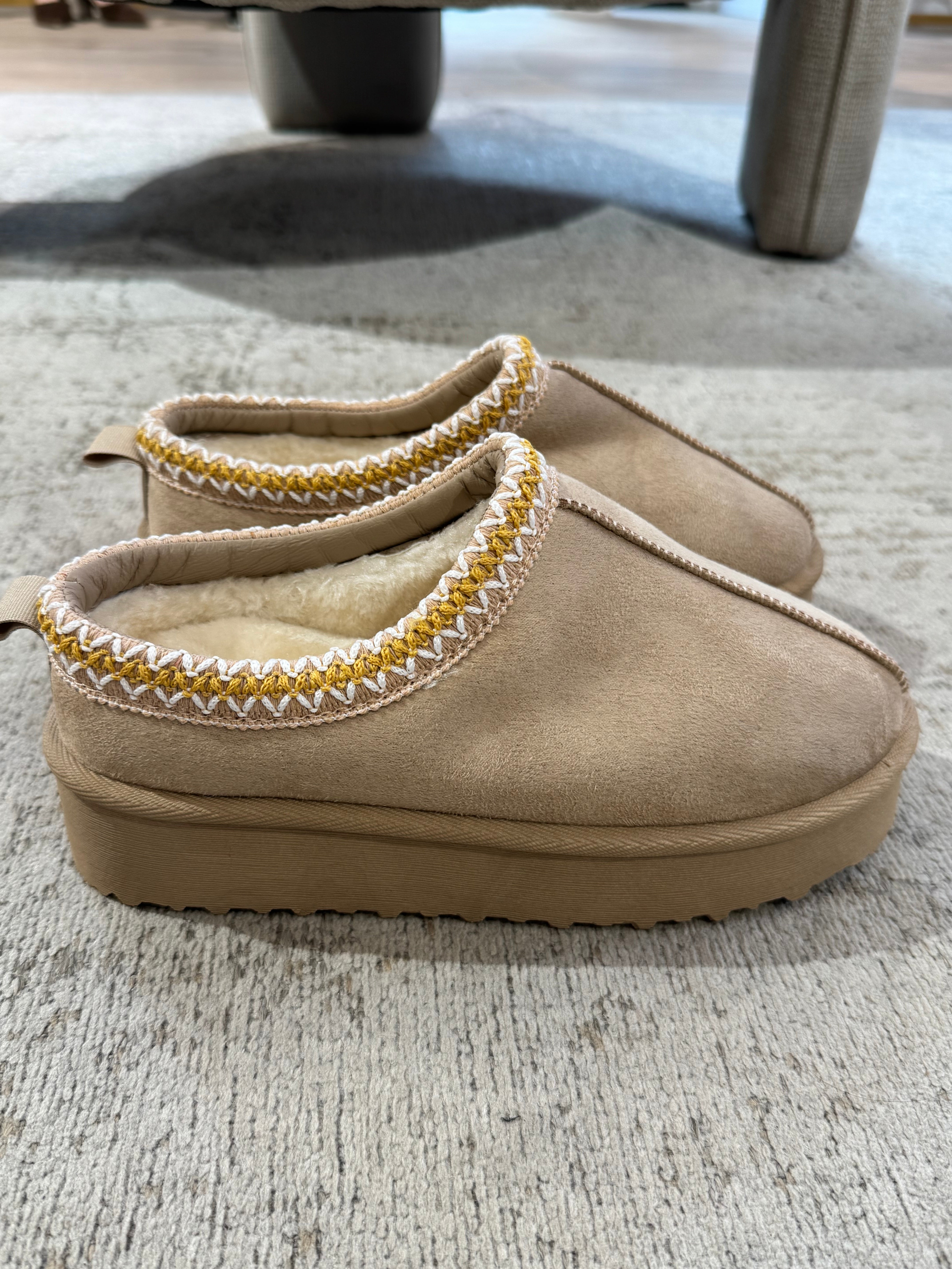 Ciabatta sabot con ecopelo con orlo ricamato