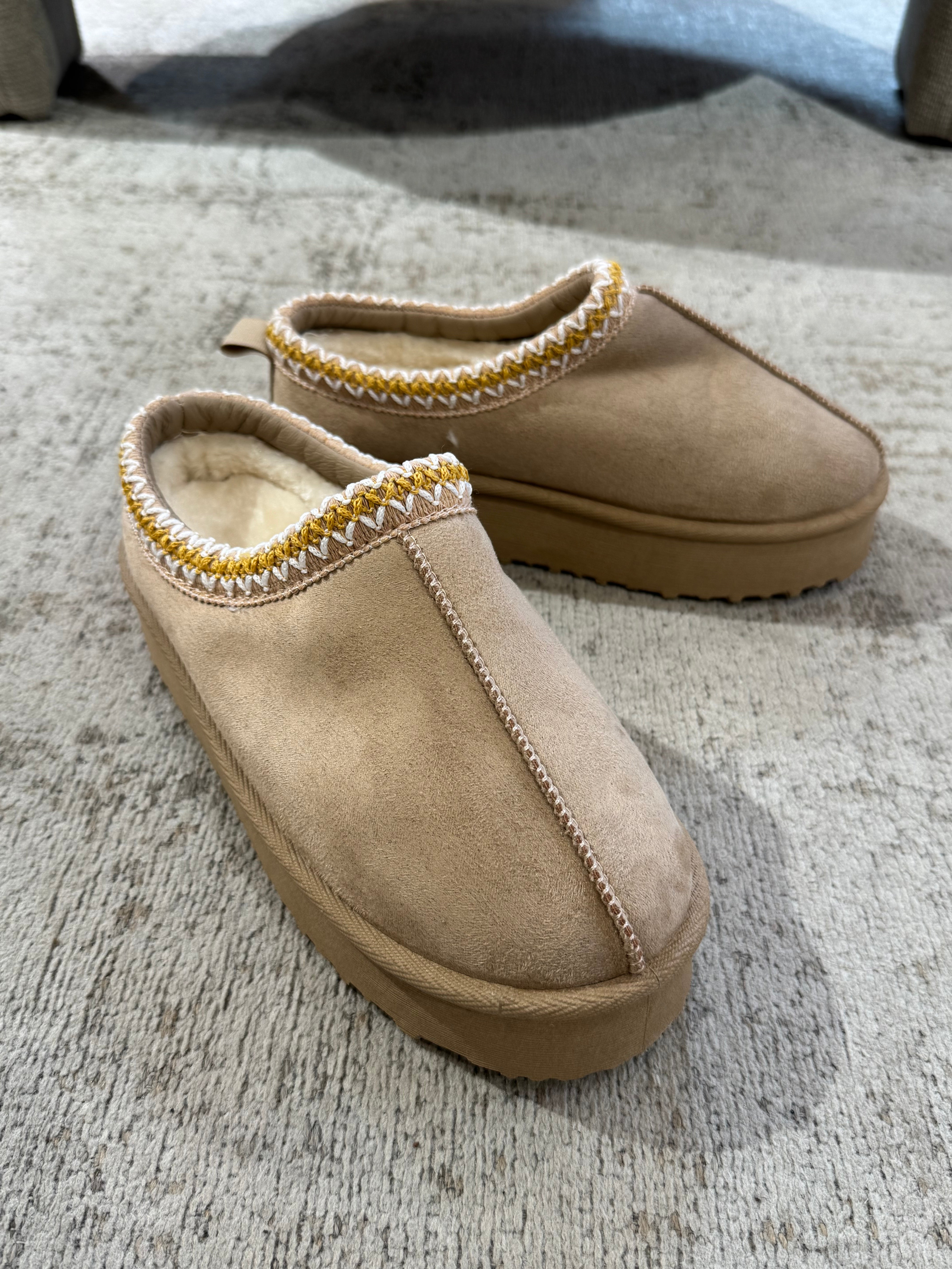 Ciabatta sabot con ecopelo con orlo ricamato