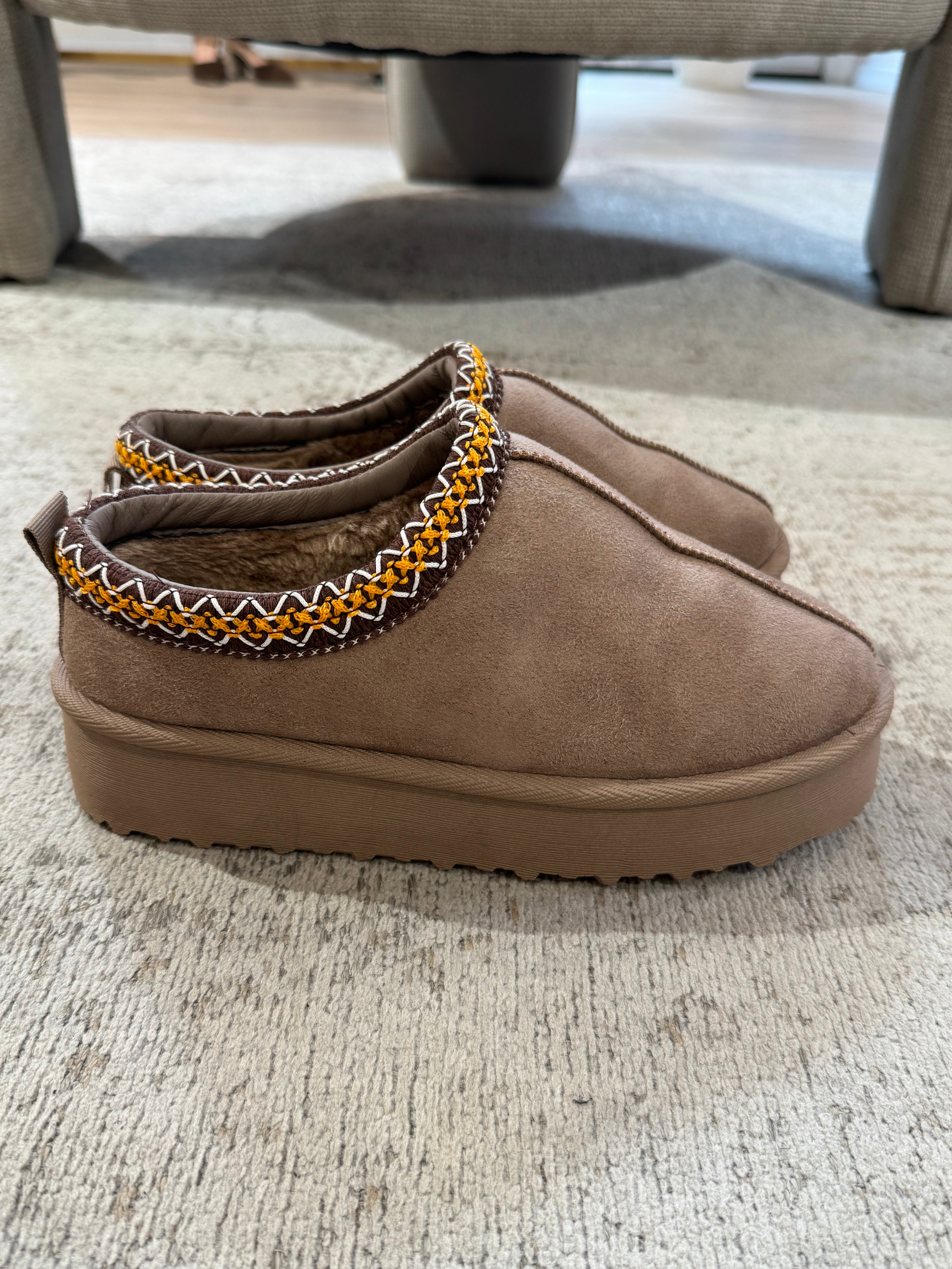 Ciabatta sabot con ecopelo con orlo ricamato