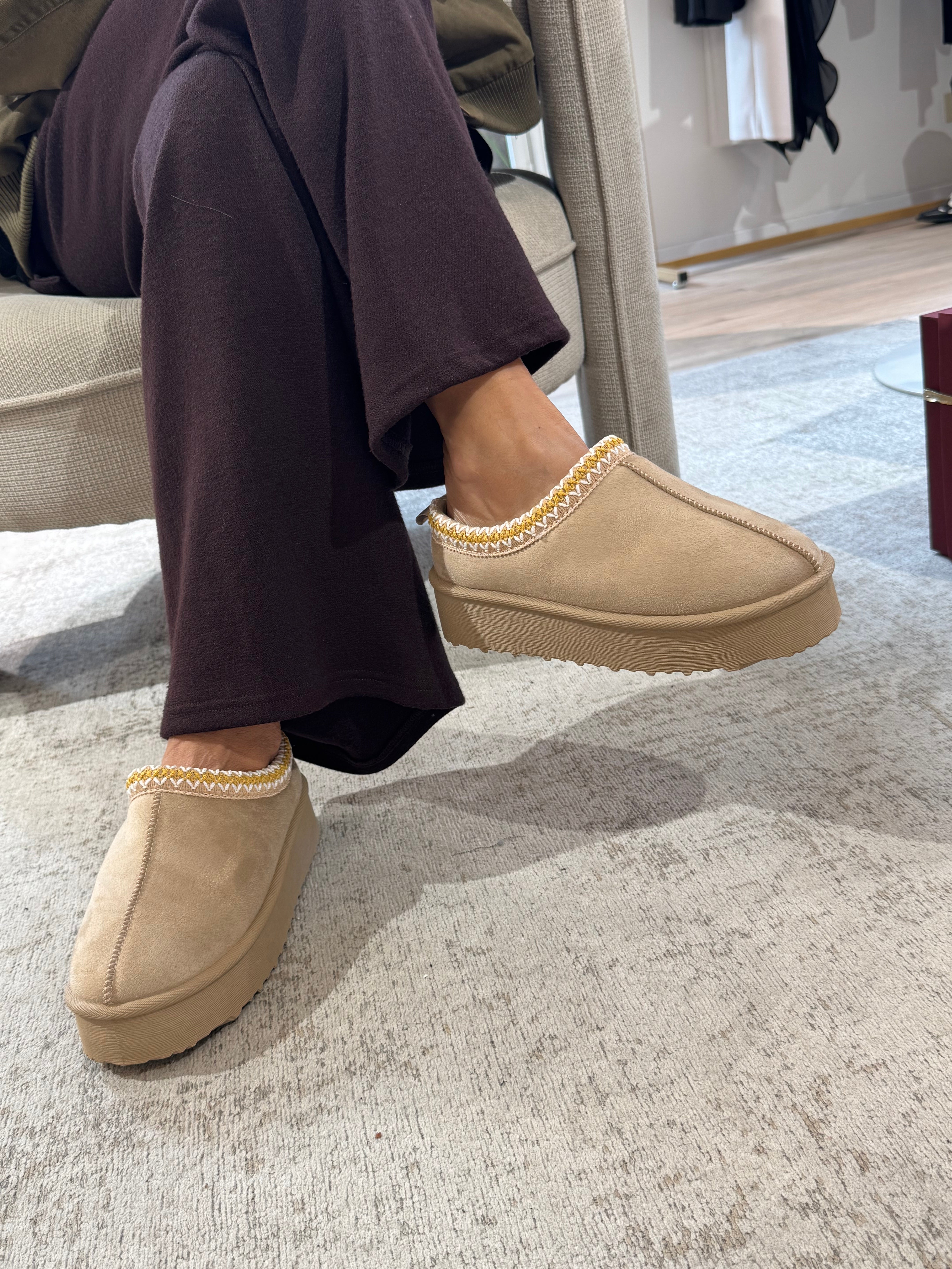 Ciabatta sabot con ecopelo con orlo ricamato