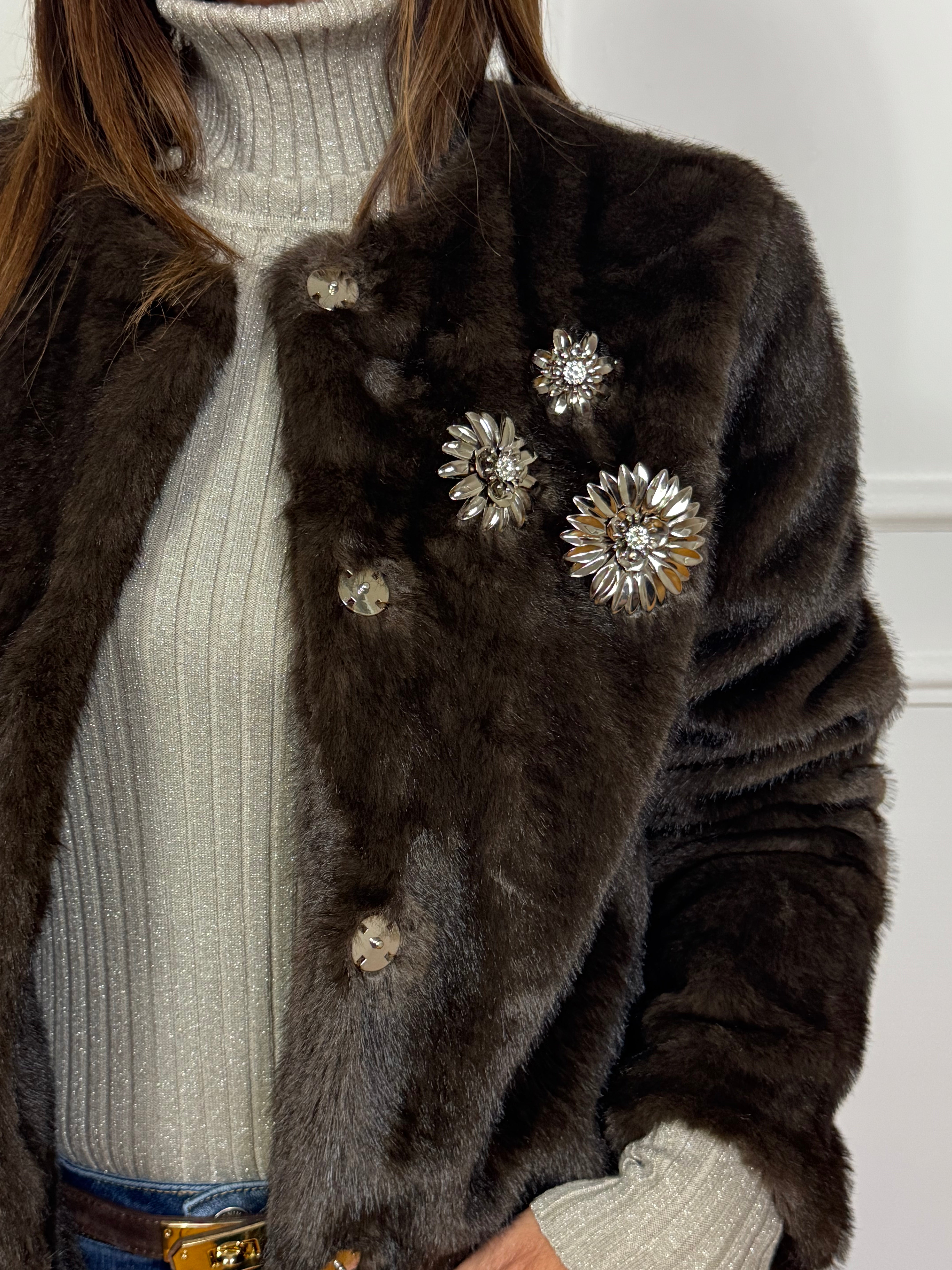 Giacca in ecopelliccia Victoria ILMH con spille gioiello