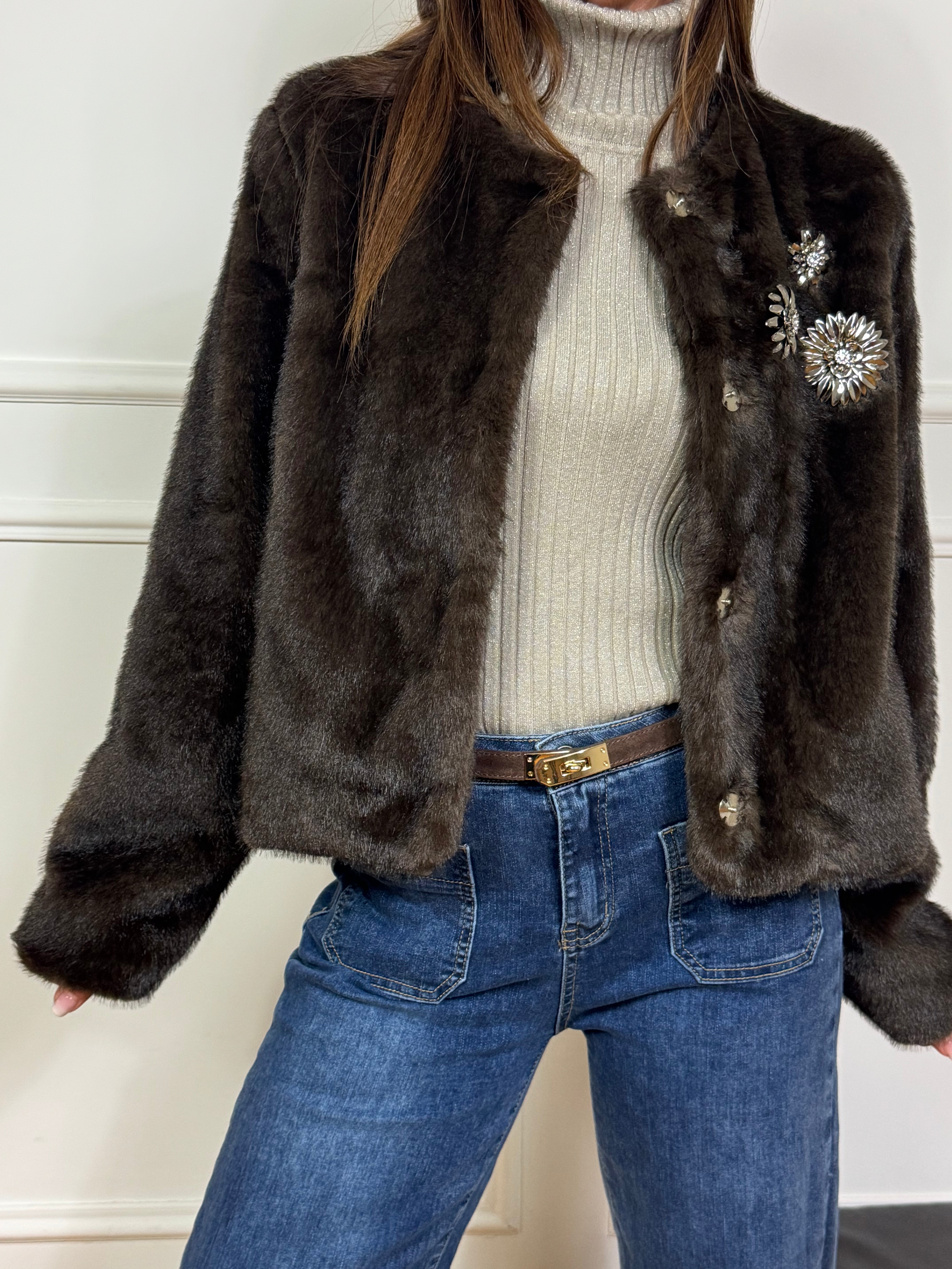 Giacca in ecopelliccia Victoria ILMH con spille gioiello