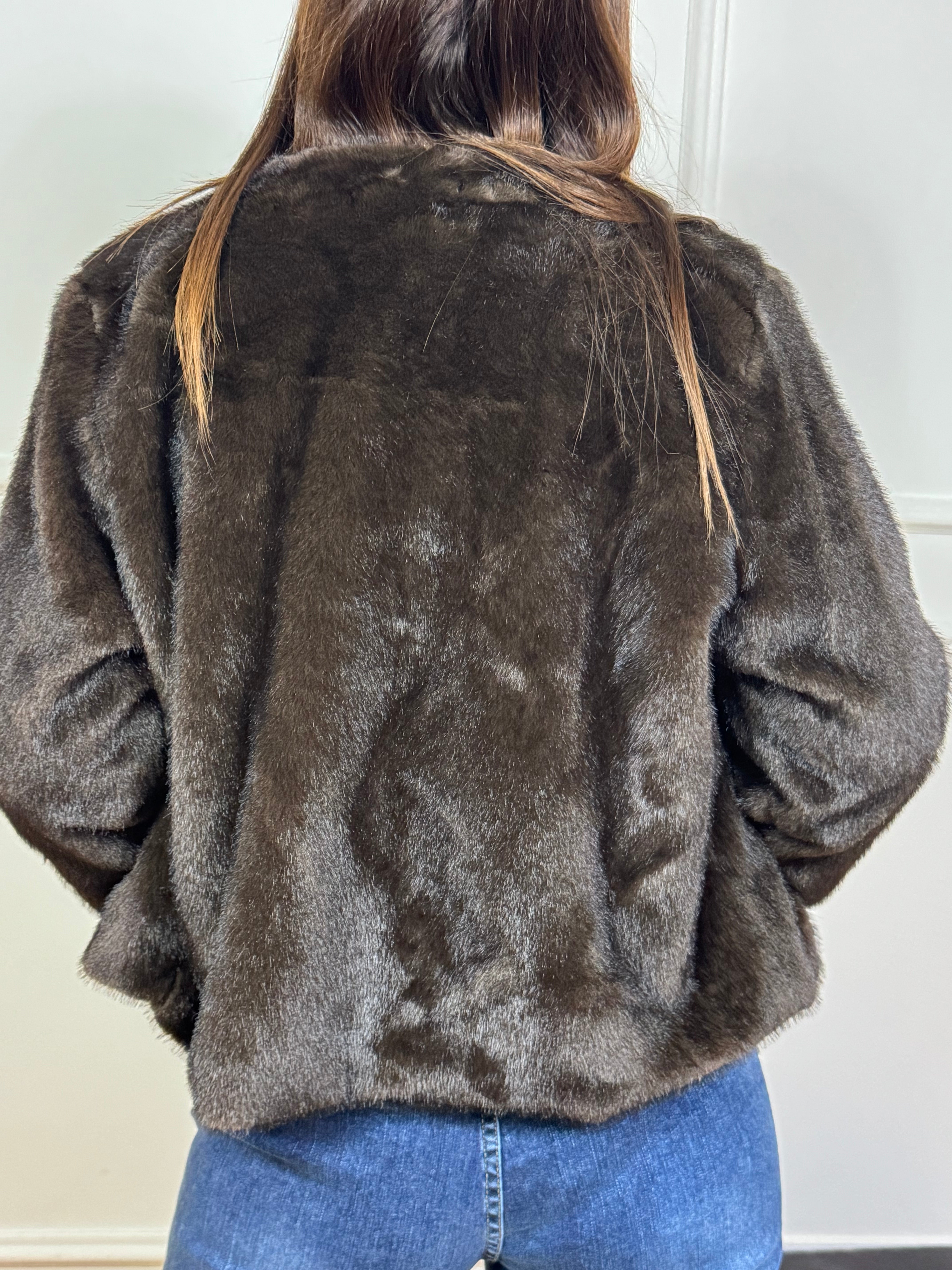 Giacca in ecopelliccia Victoria ILMH con spille gioiello