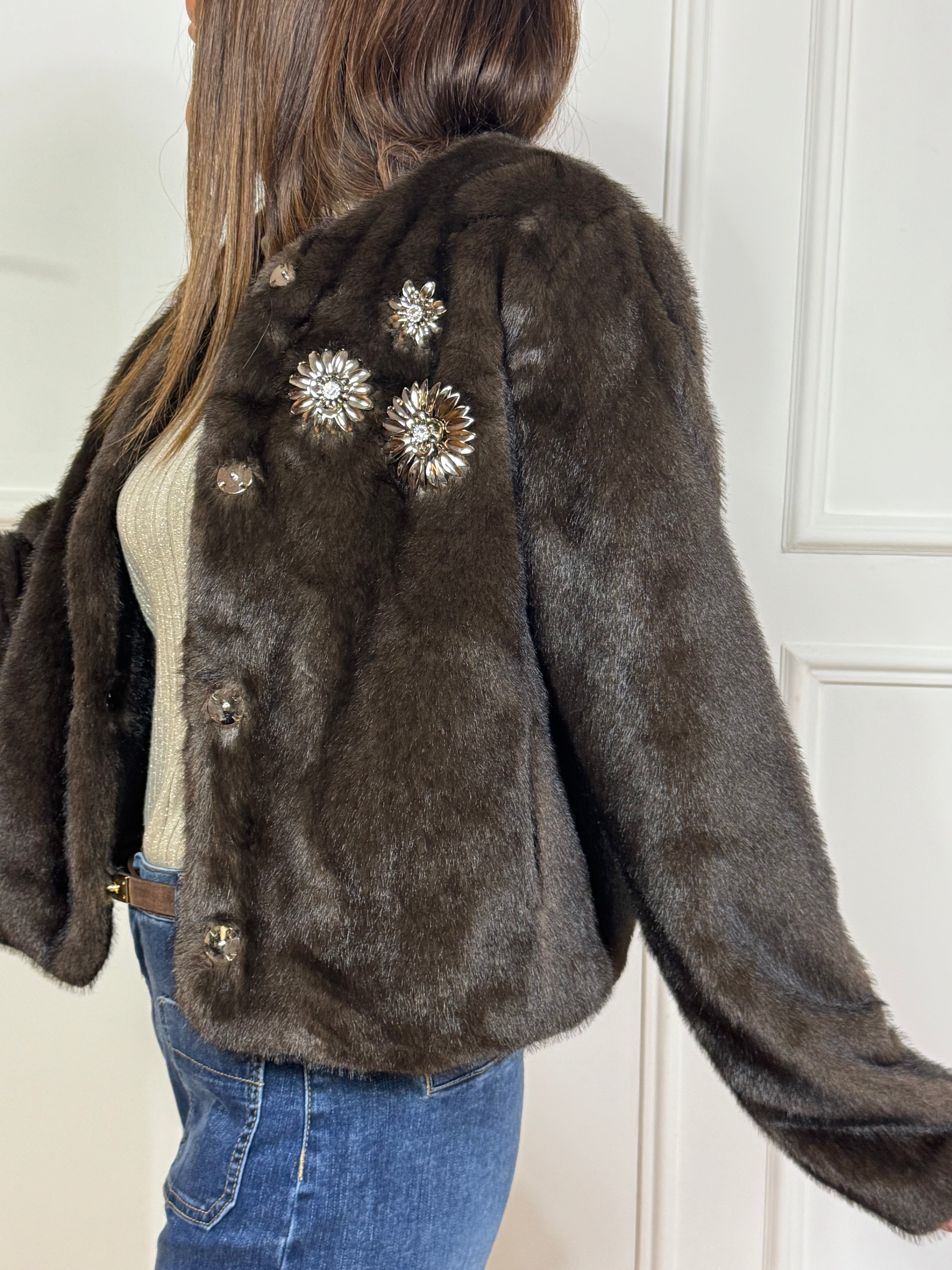 Giacca in ecopelliccia Victoria ILMH con spille gioiello
