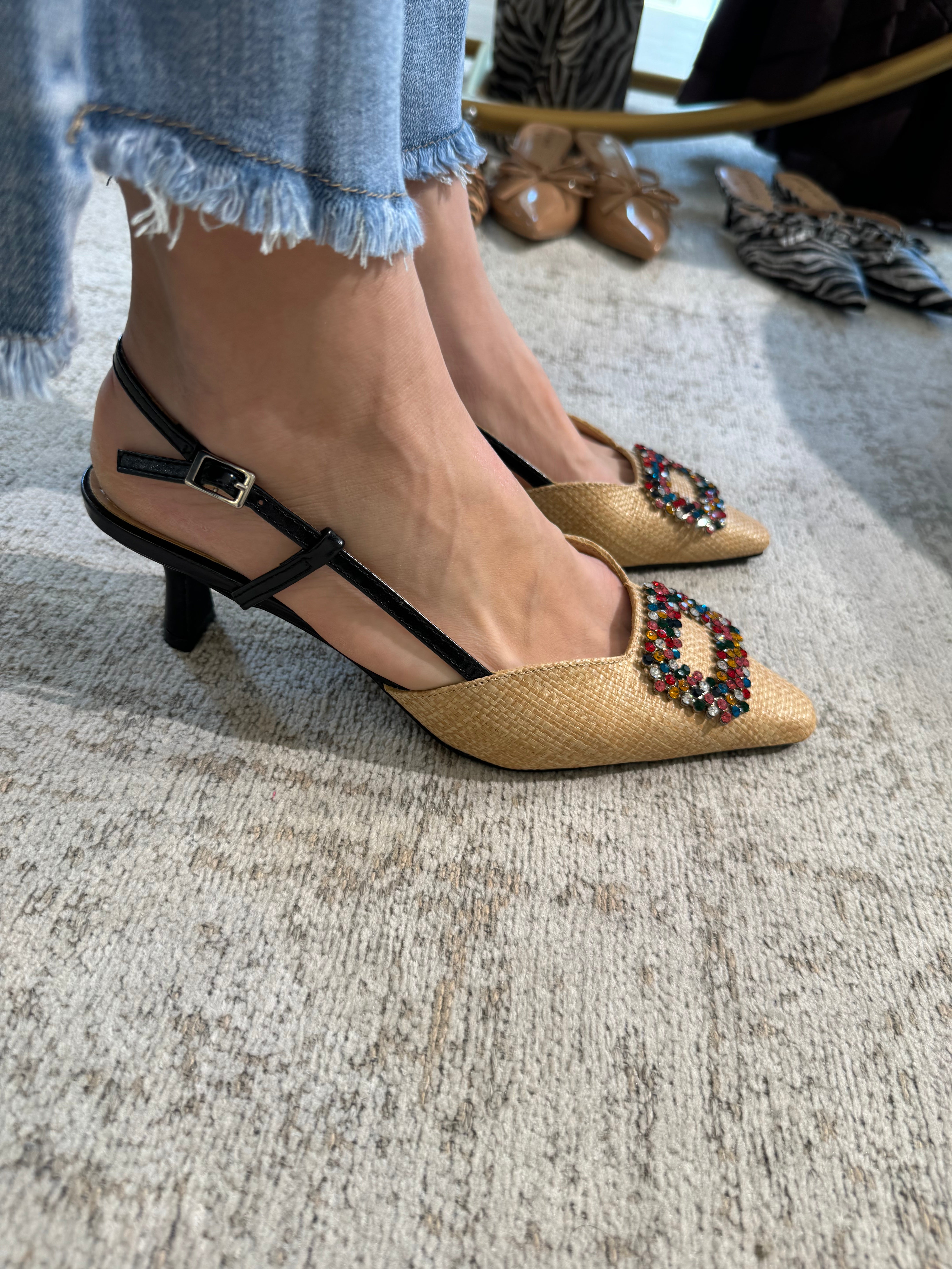 Scarpa con tacco slingback effetto paglia con applicazione gioiello