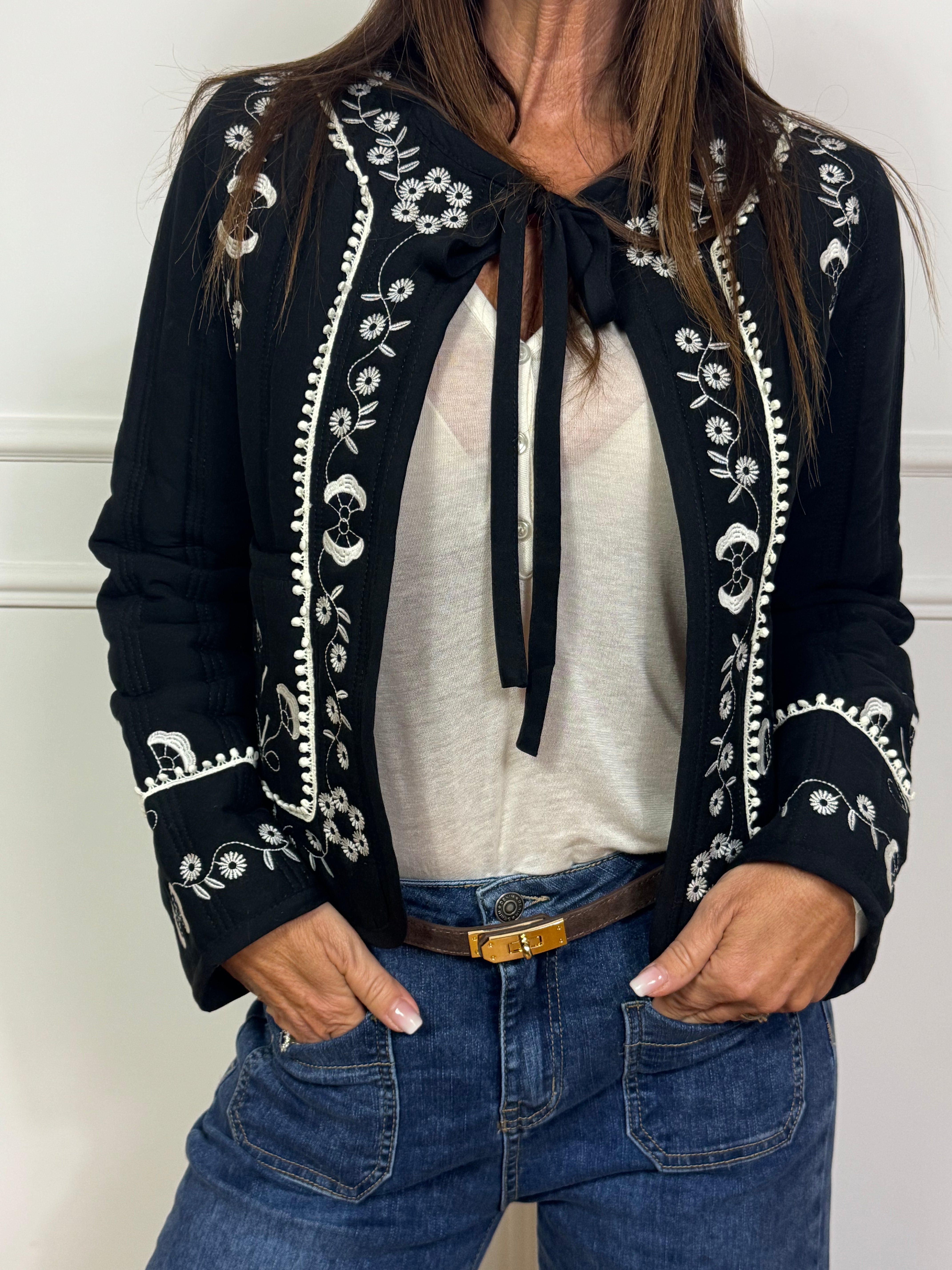 Giacca con laccetto Victoria ILMH e ricami