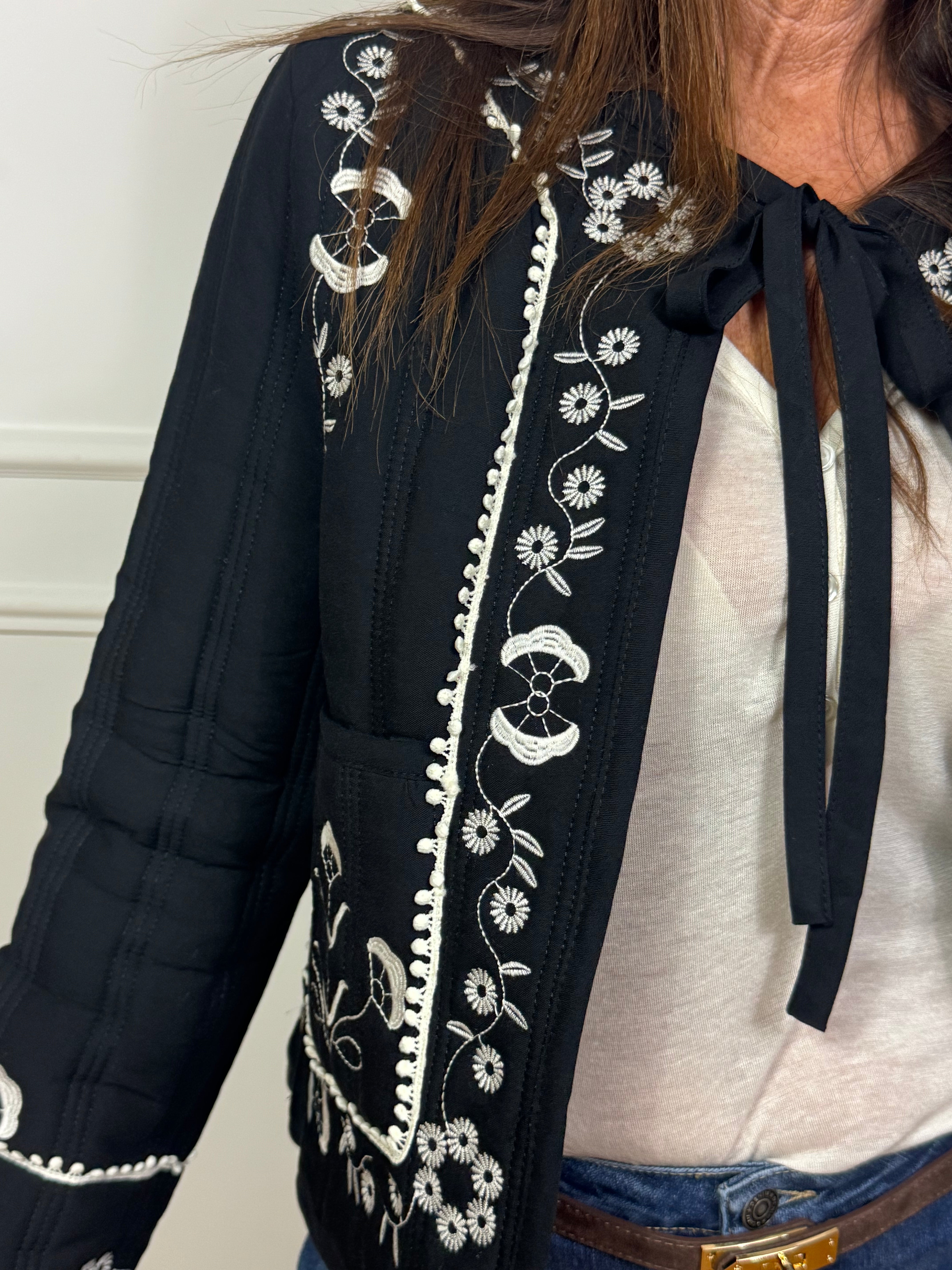 Giacca con laccetto Victoria ILMH e ricami