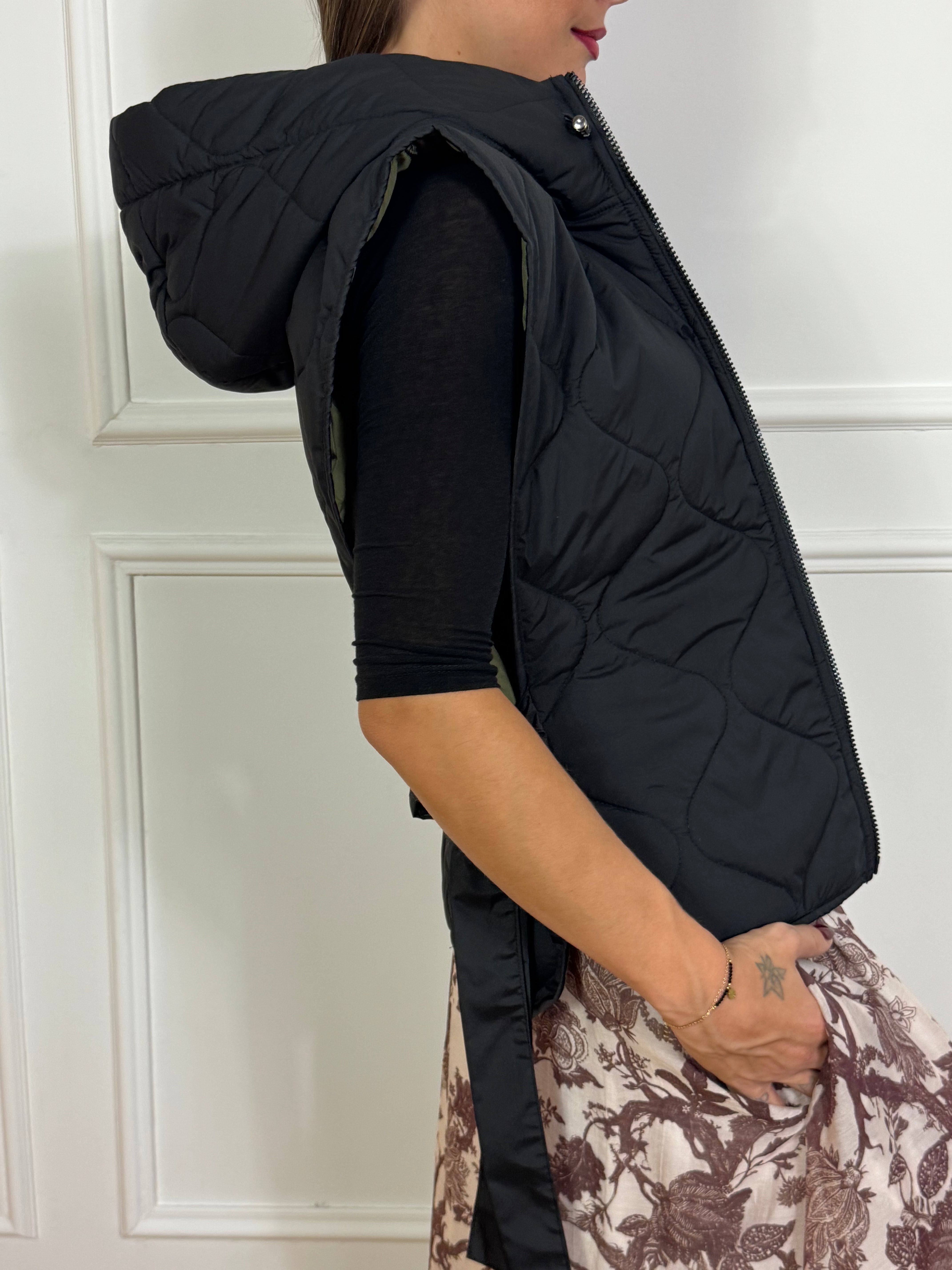 Piumino gilet smanicato KIKISIX con cappuccio