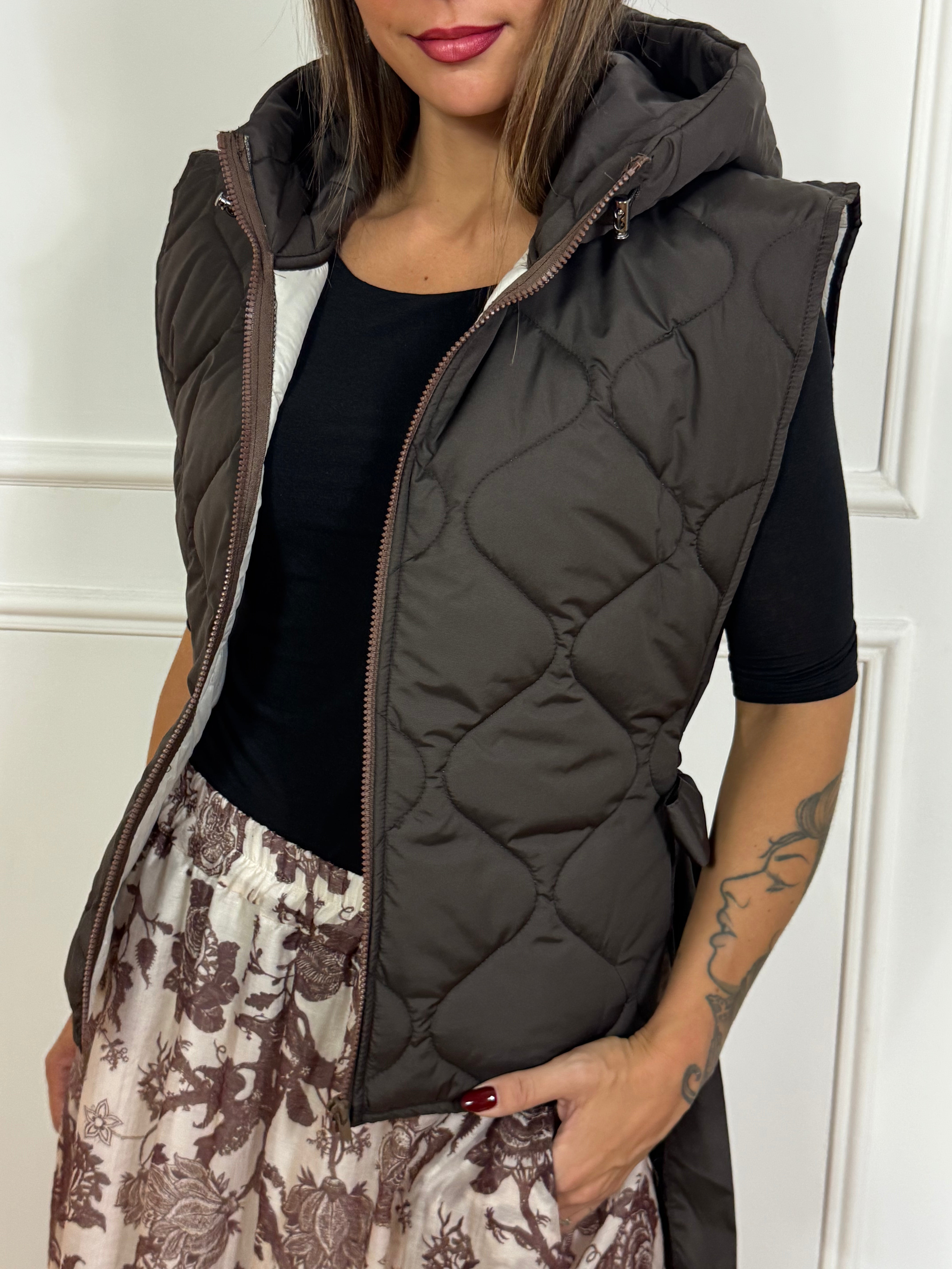 Piumino gilet smanicato KIKISIX con cappuccio