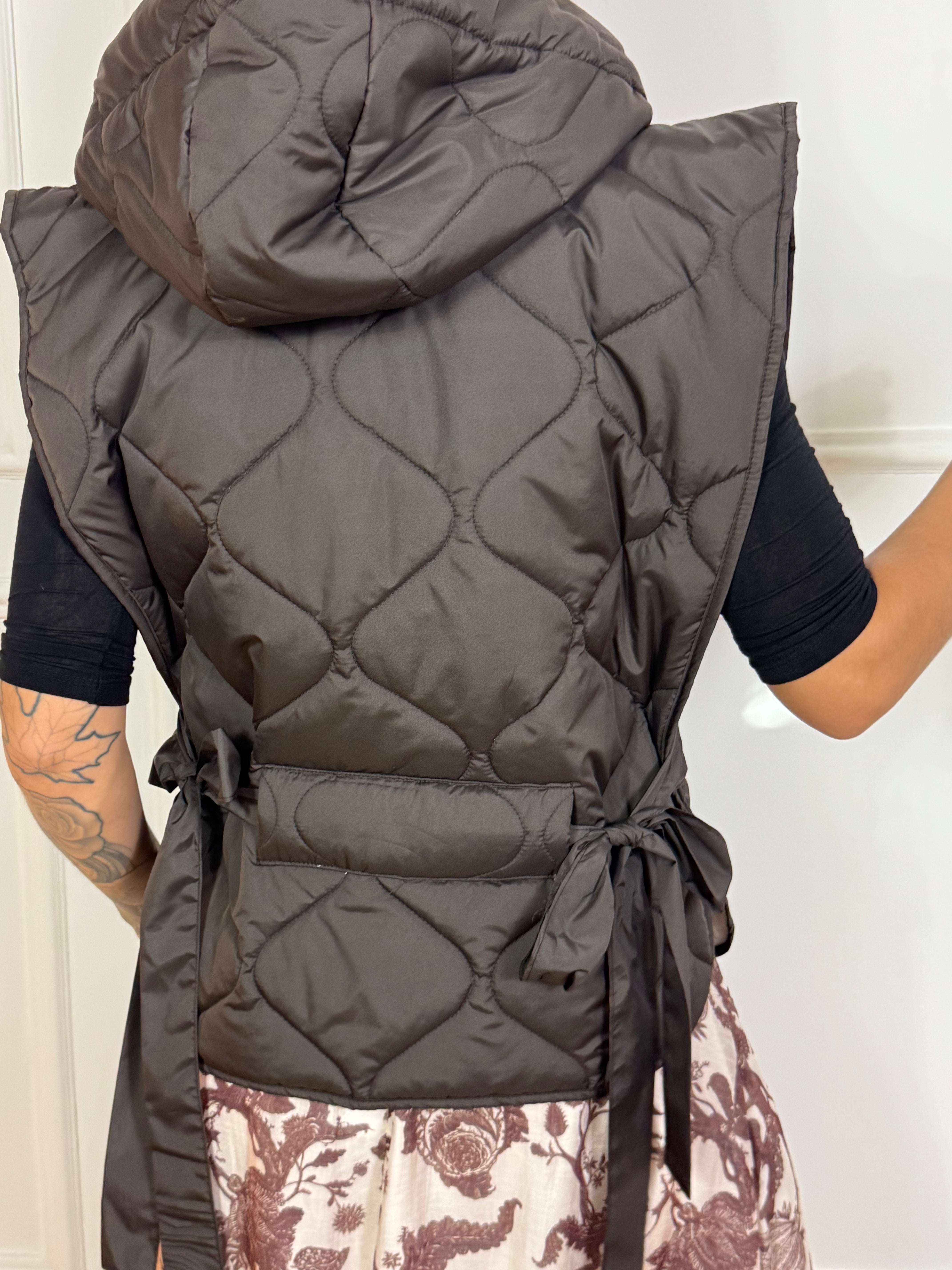 Piumino gilet smanicato KIKISIX con cappuccio