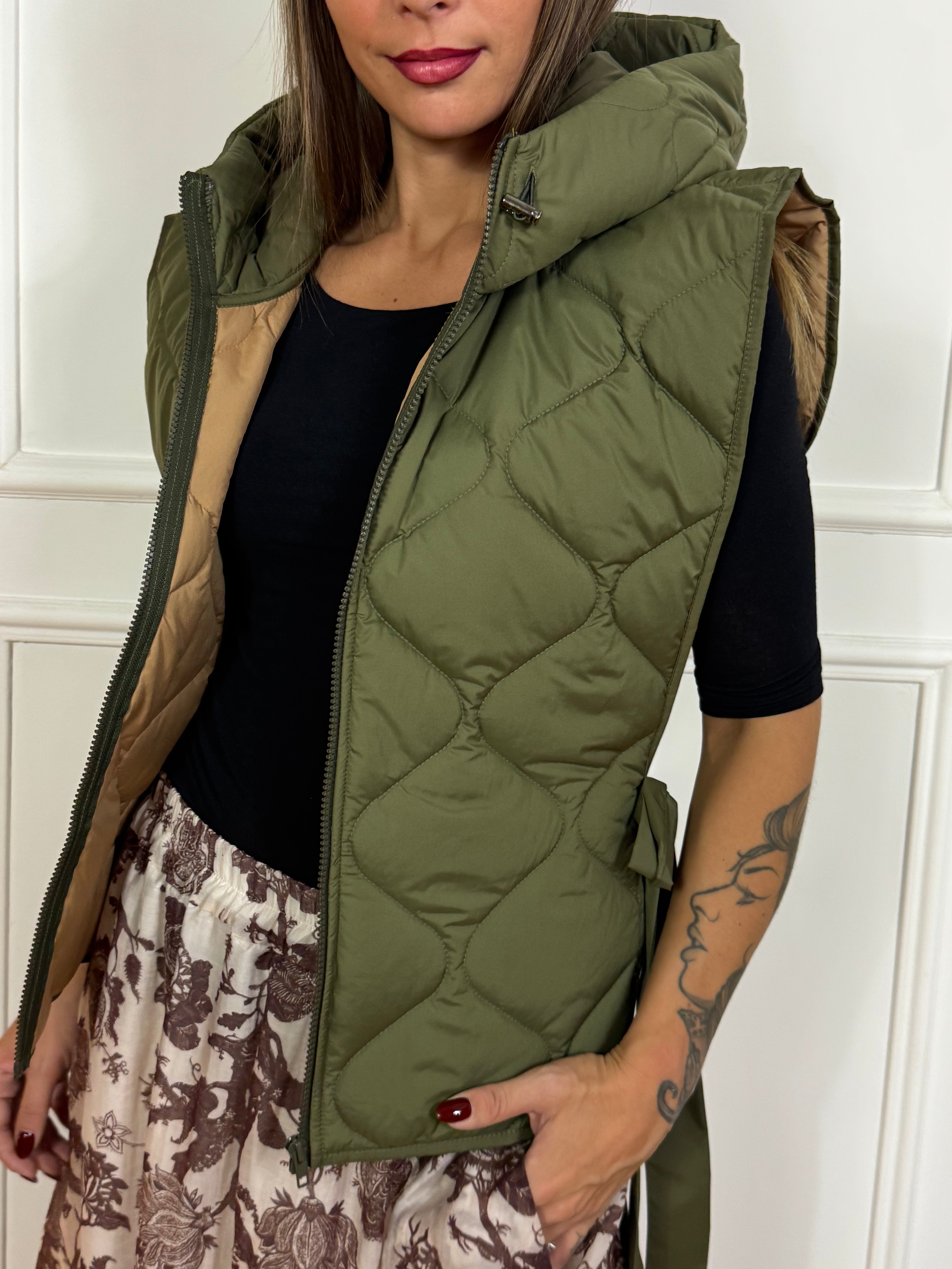 Piumino gilet smanicato KIKISIX con cappuccio