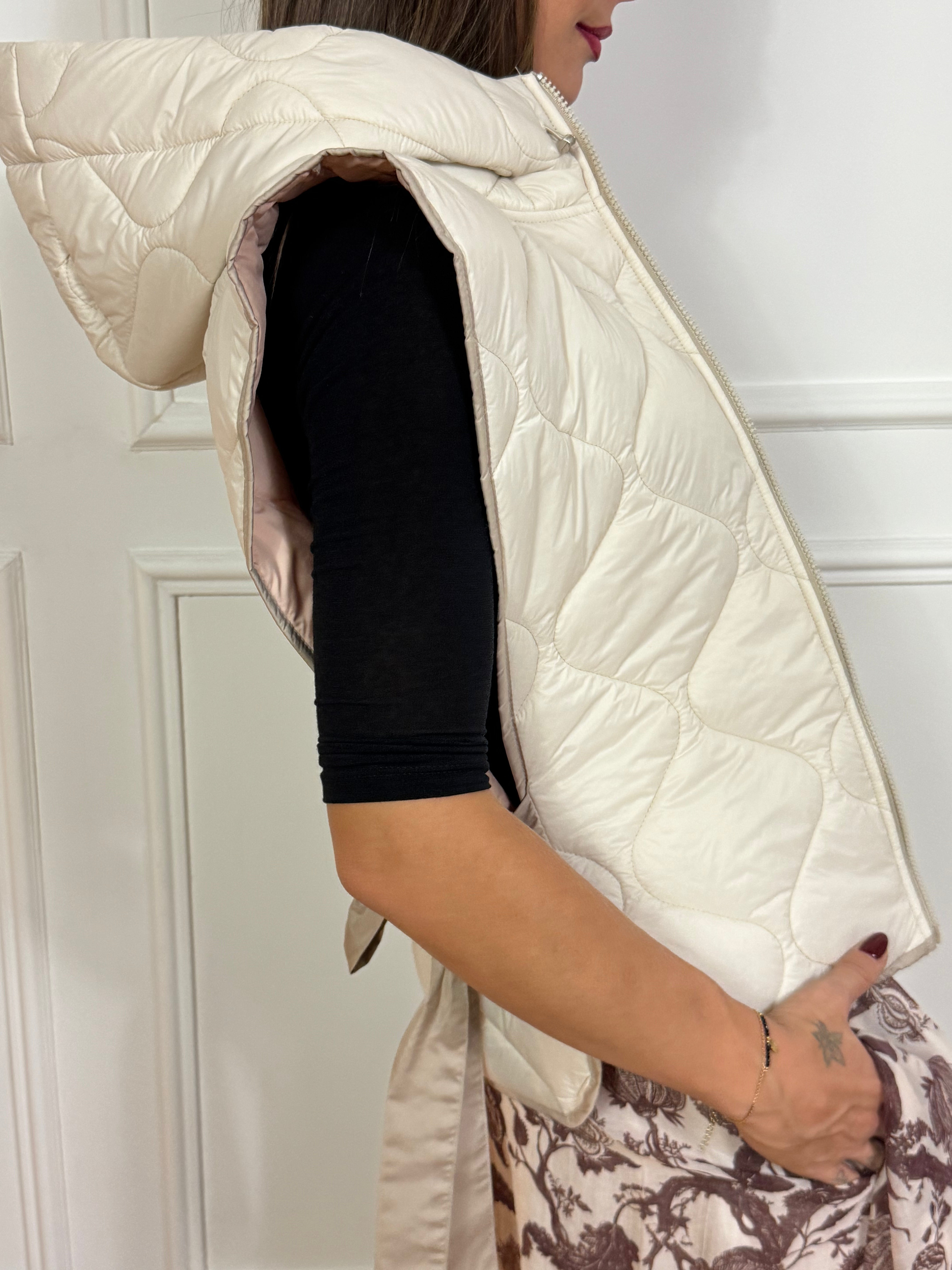 Piumino gilet smanicato KIKISIX con cappuccio