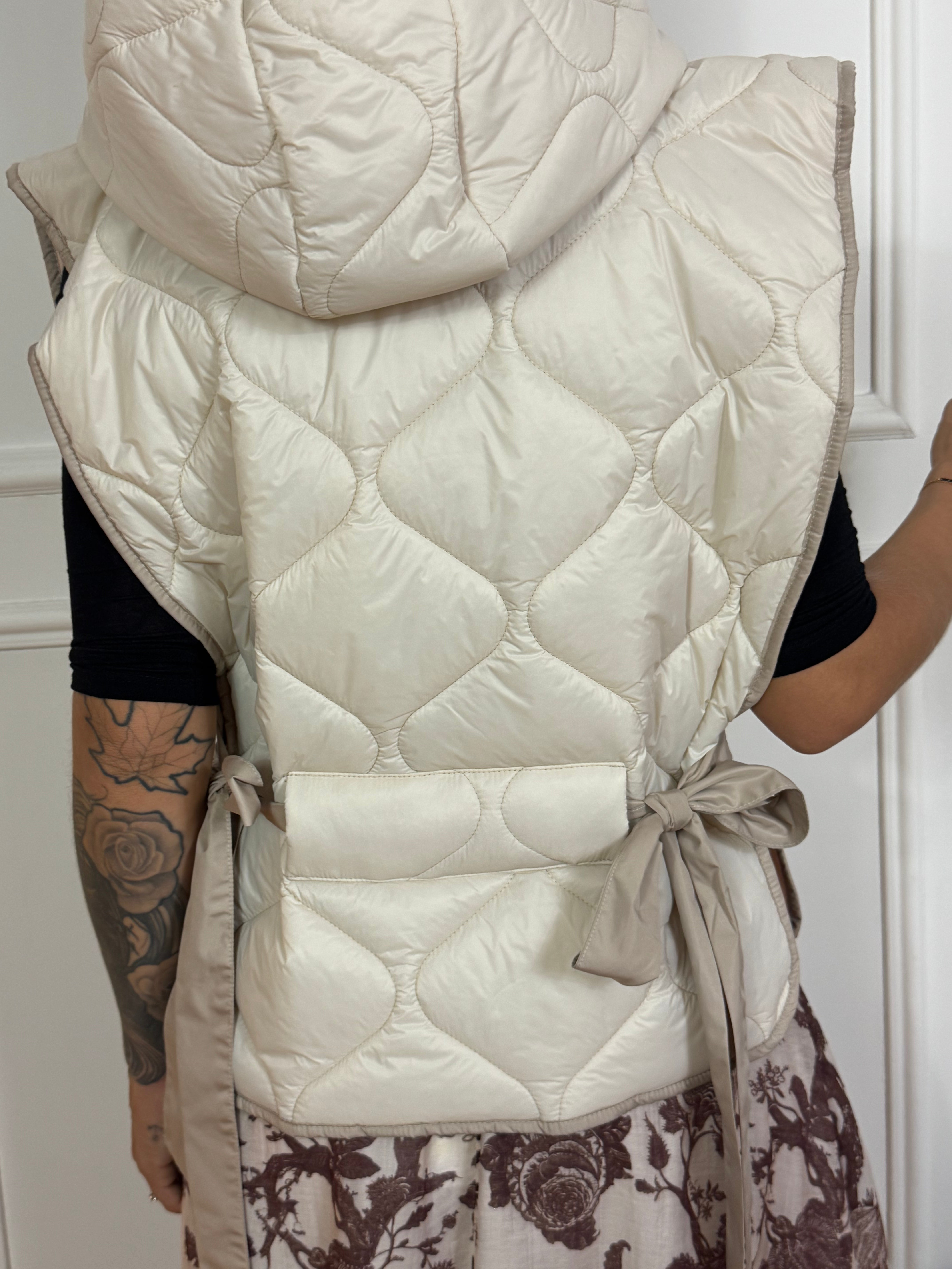 Piumino gilet smanicato KIKISIX con cappuccio