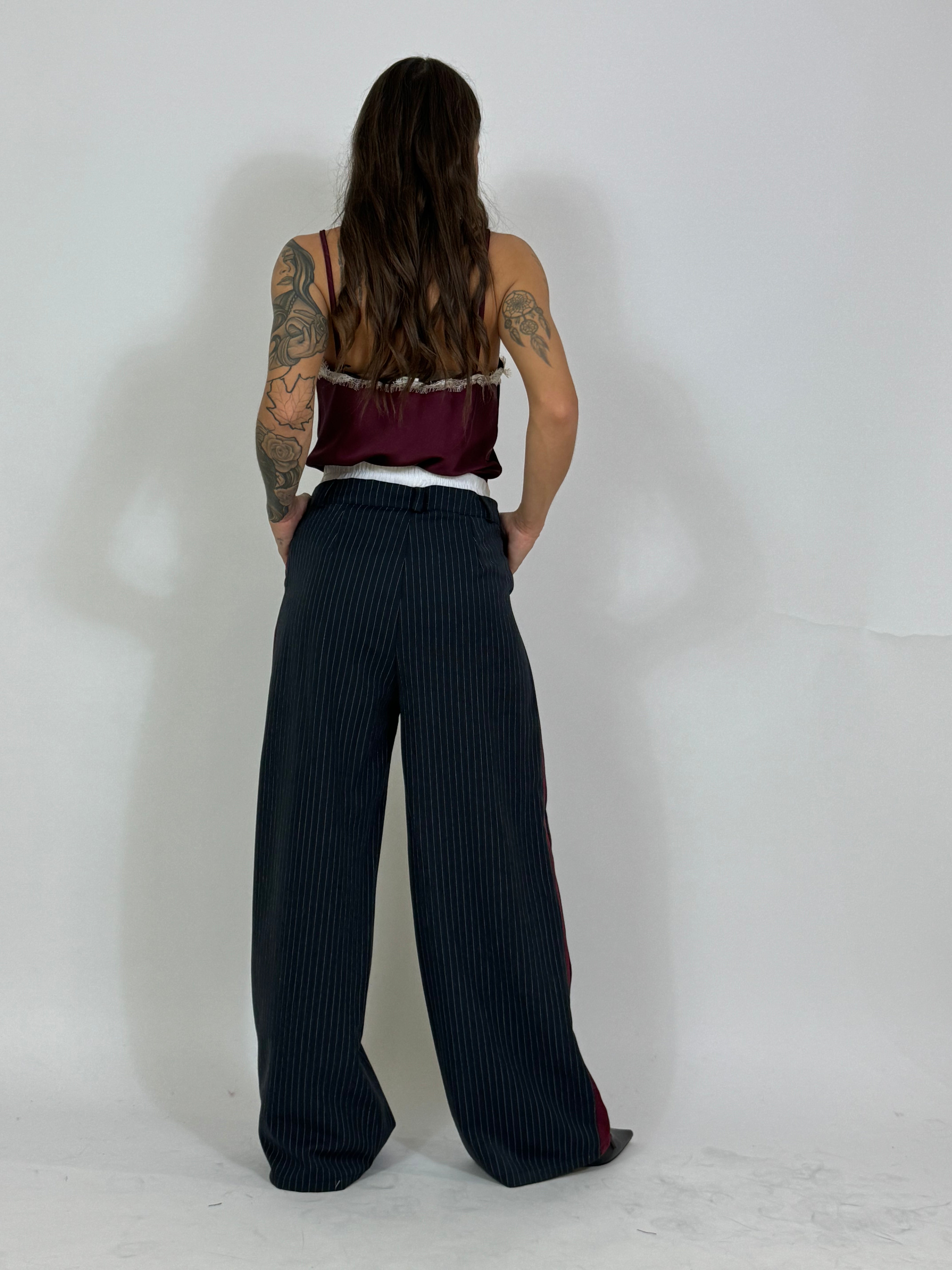 Pantalone a palazzo Victoria ILMH gessato con bande bordeaux e effetto underwear