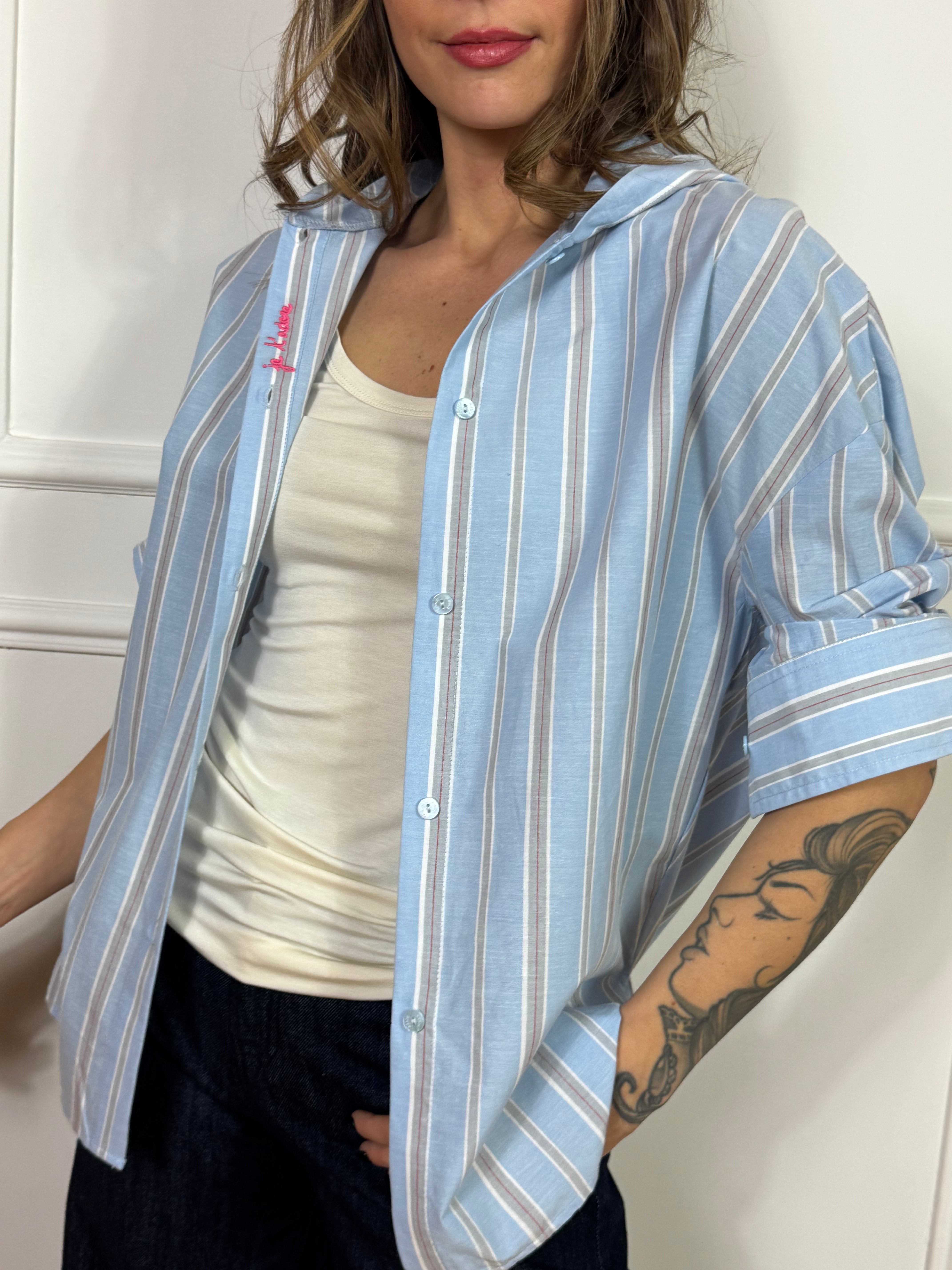 Camicia oversize a righe con cappuccio Kontatto e scritta ricamo interna