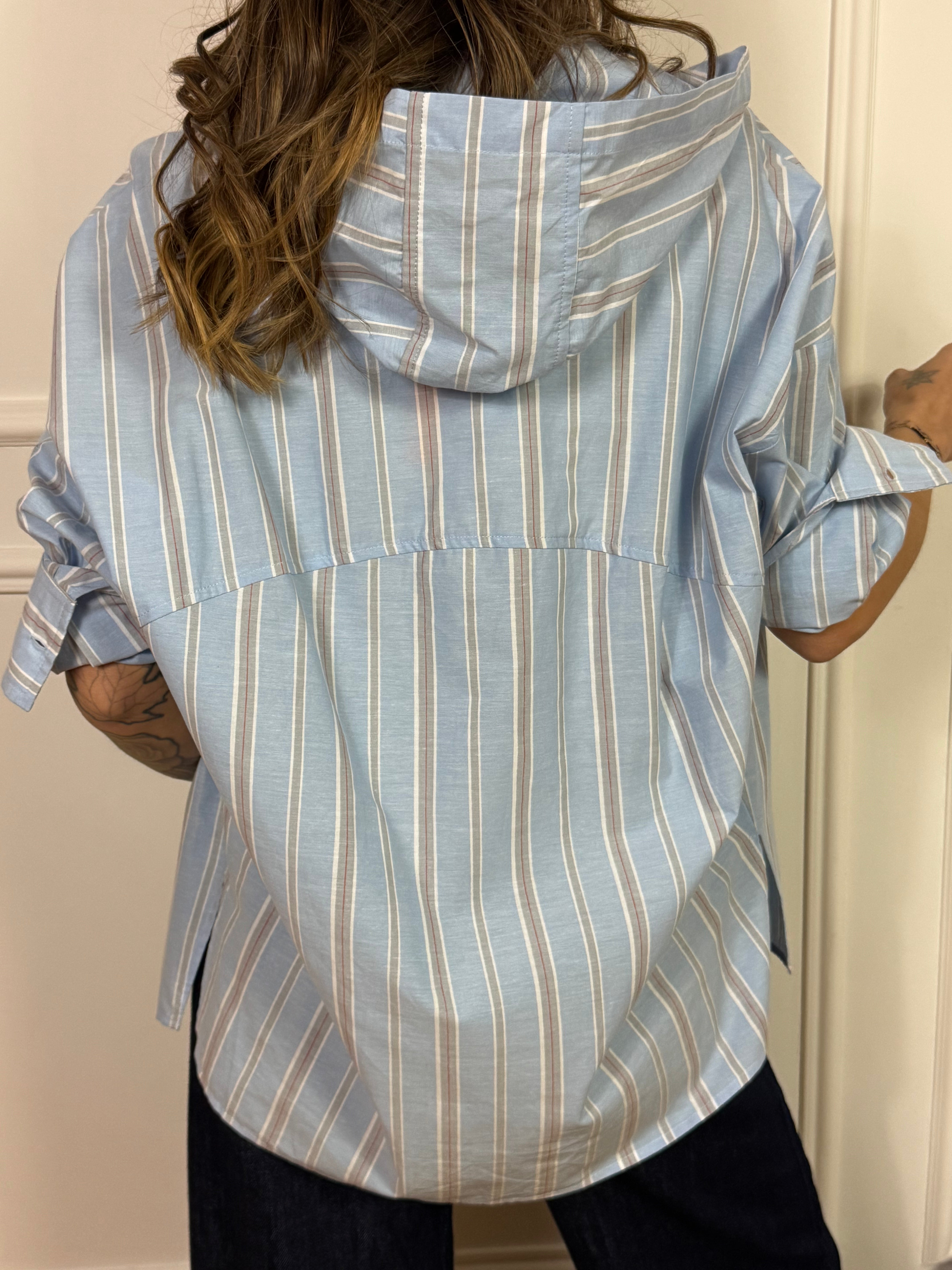 Camicia oversize a righe con cappuccio Kontatto e scritta ricamo interna