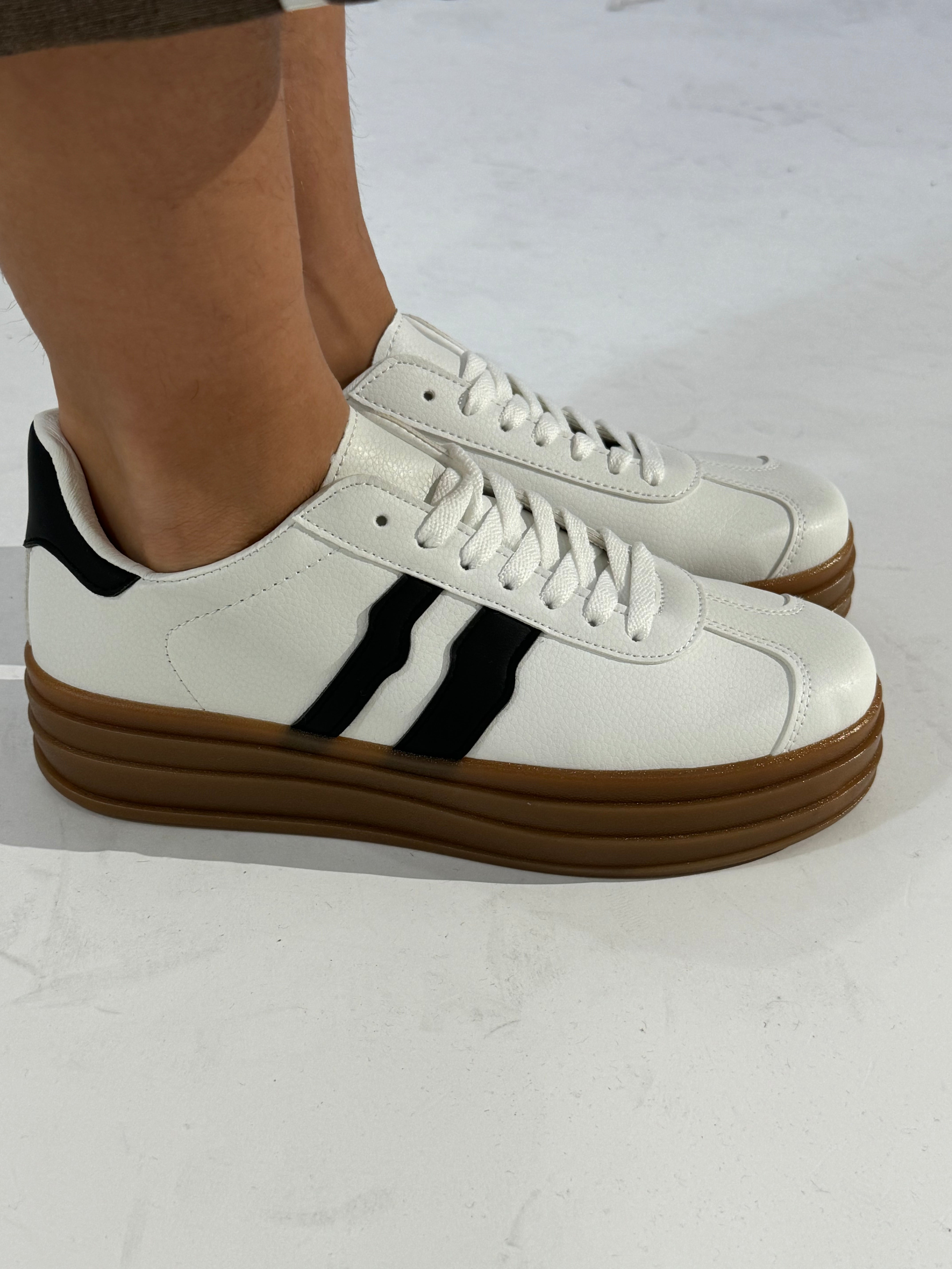 Sneakers con bande laterali e suola platform