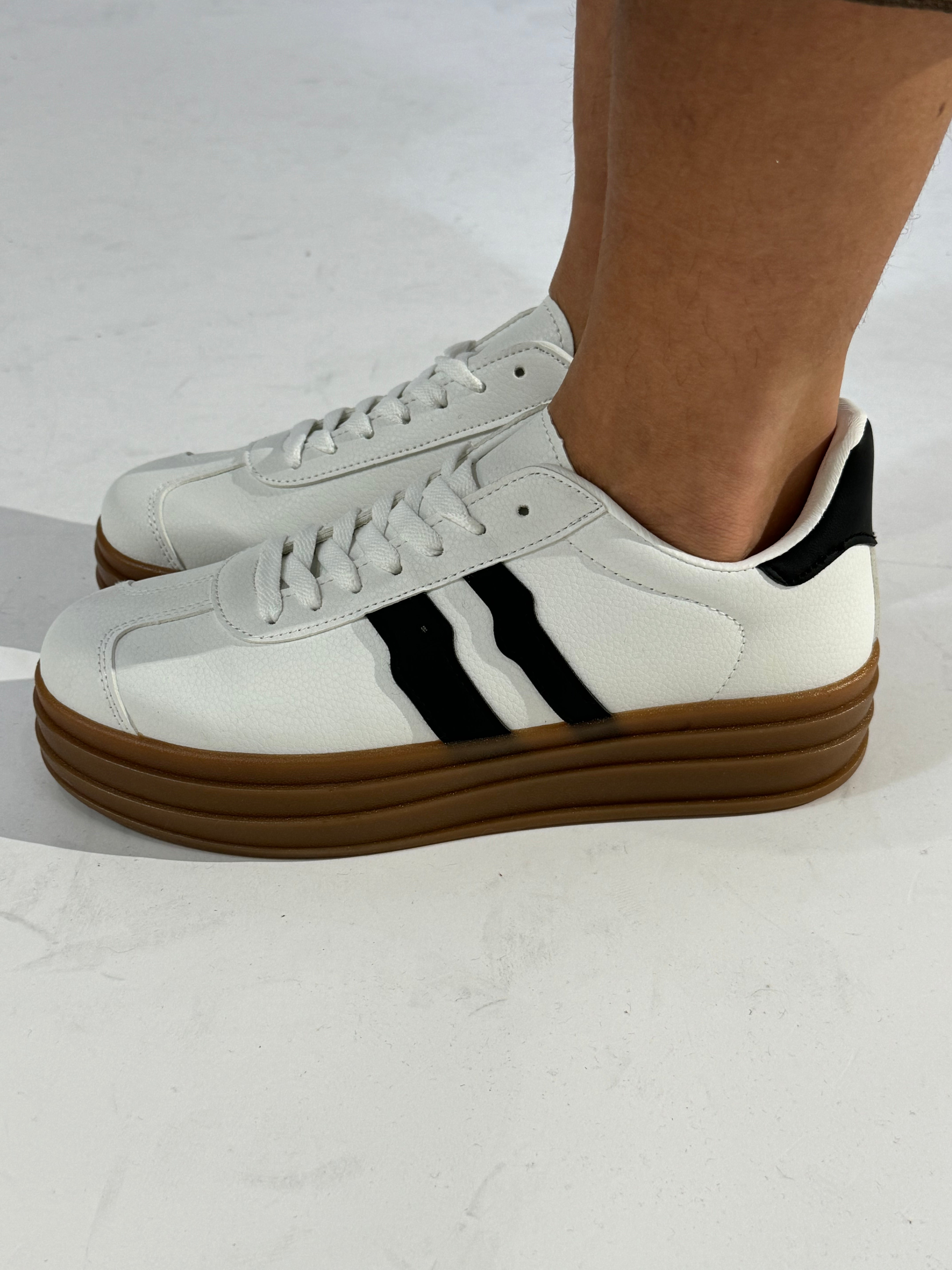 Sneakers con bande laterali e suola platform