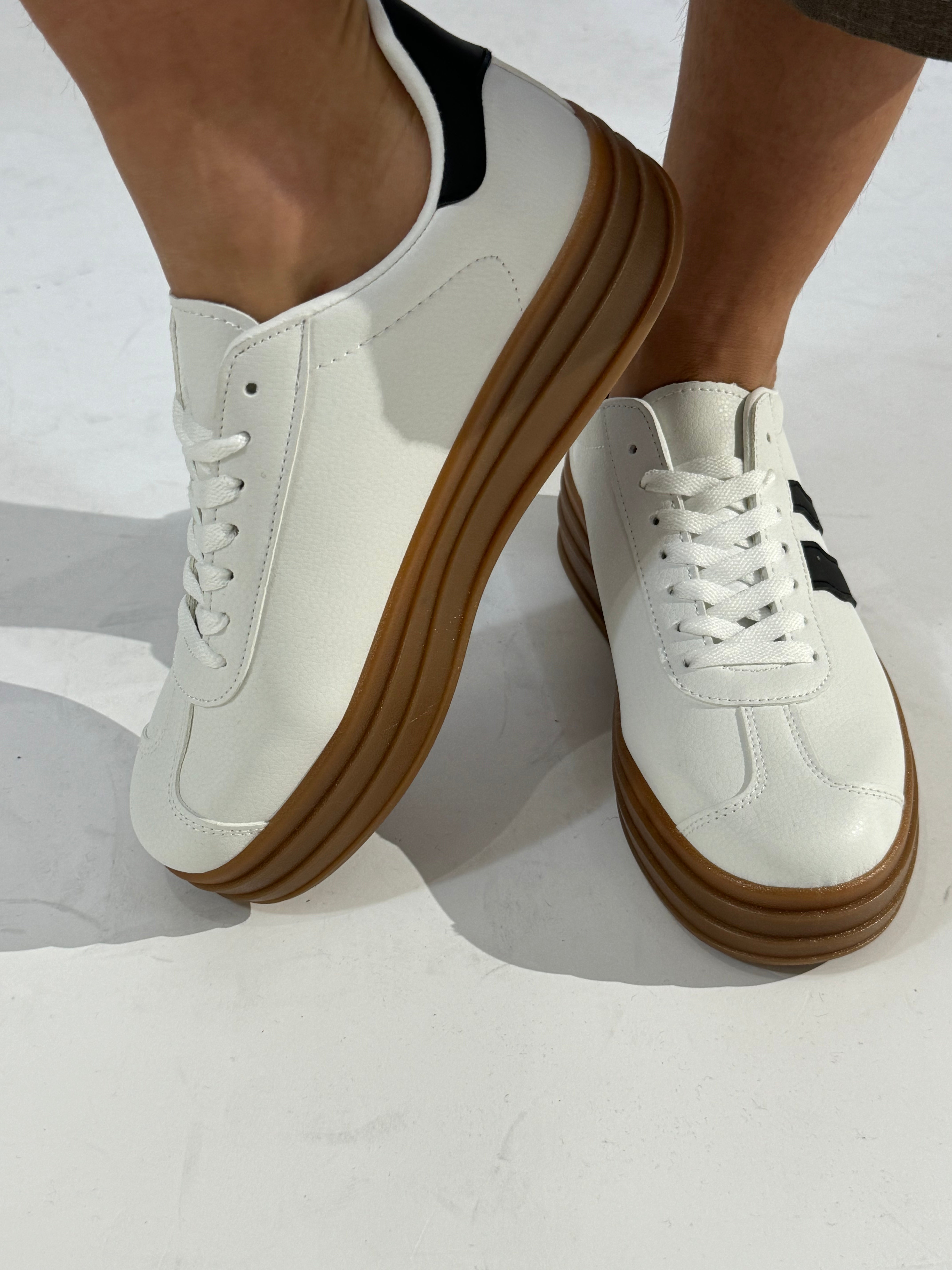 Sneakers con bande laterali e suola platform