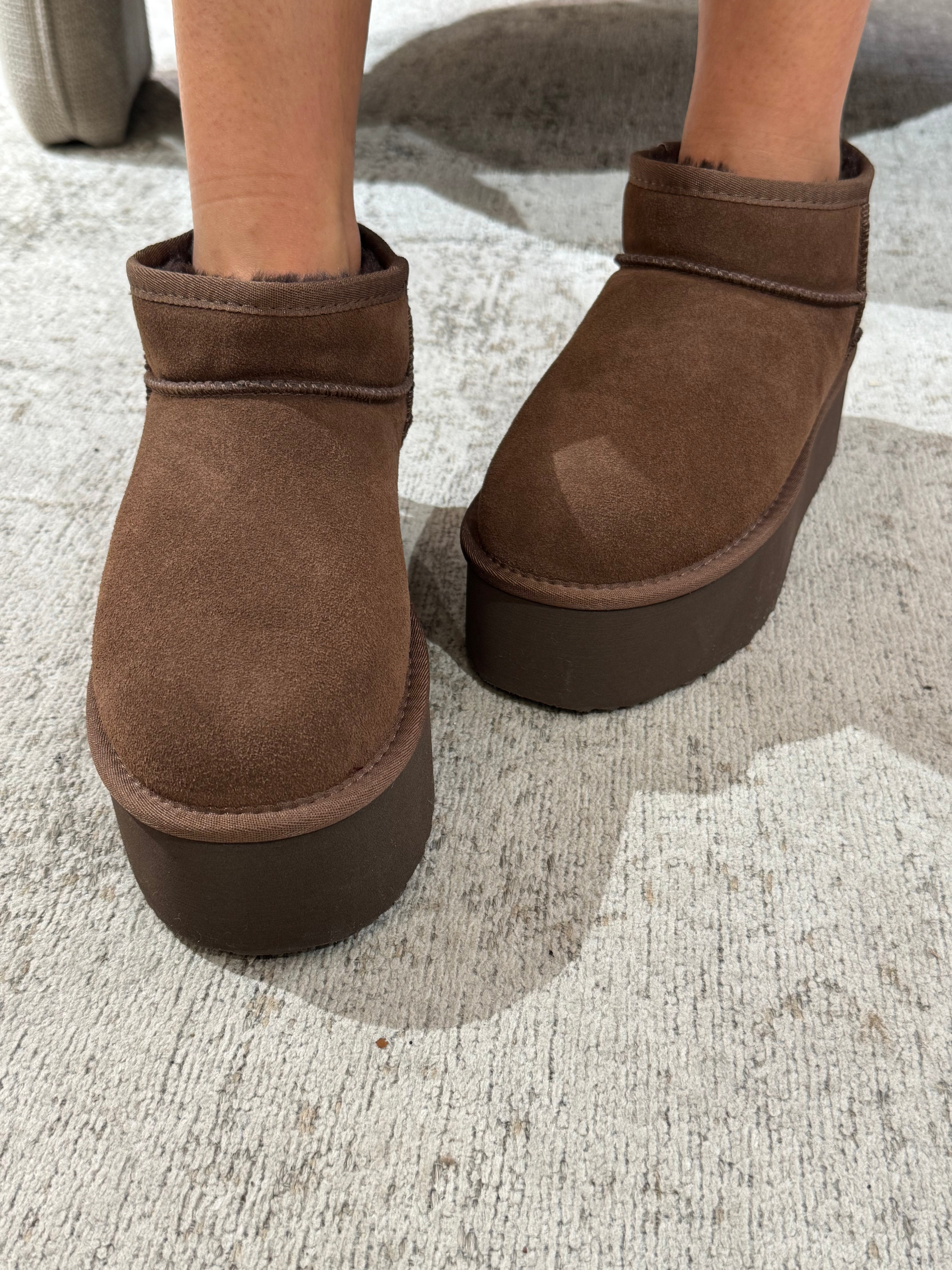 Stivaletto PLATFORM in PELLE con ecopelo e cuciture a vista